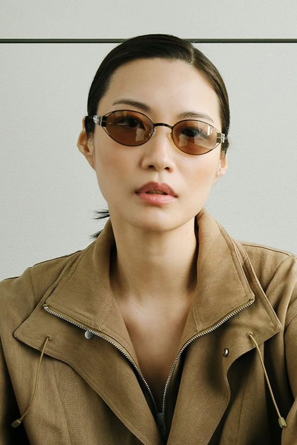 Femme portant des lunettes créateurs ICI BERLIN.  fabrication Allemande.