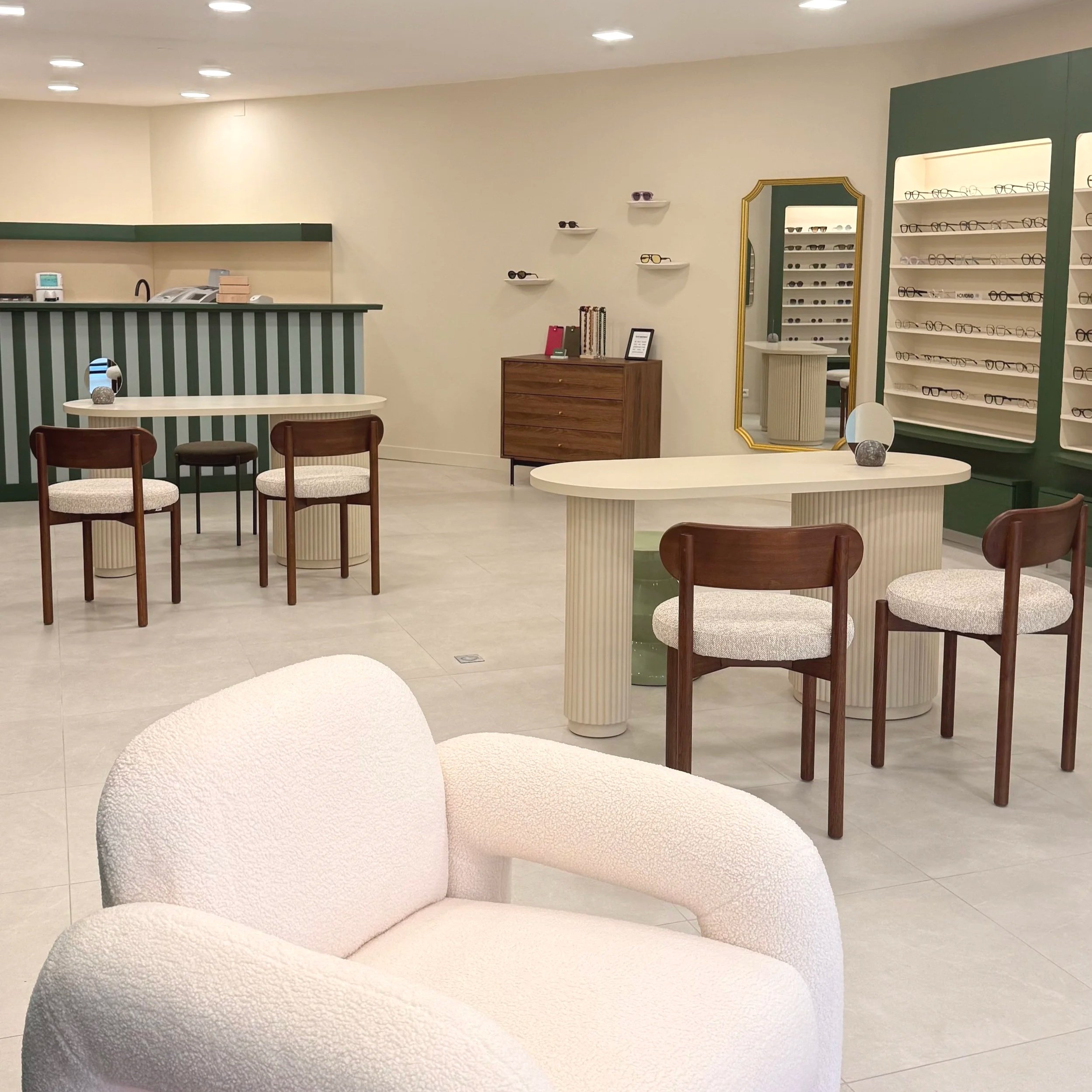 Boutique Le Lunetier des Arcades, opticien indépendant à Bordeaux Caudéran, avec espace d'exposition de lunettes.