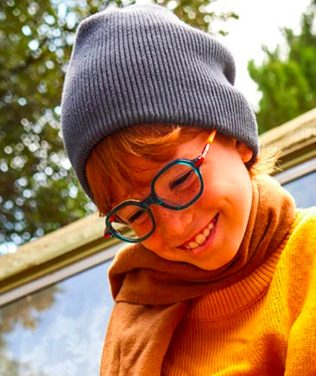 Lunettes de vue pour enfant Lafont portées par un jeune garçon.