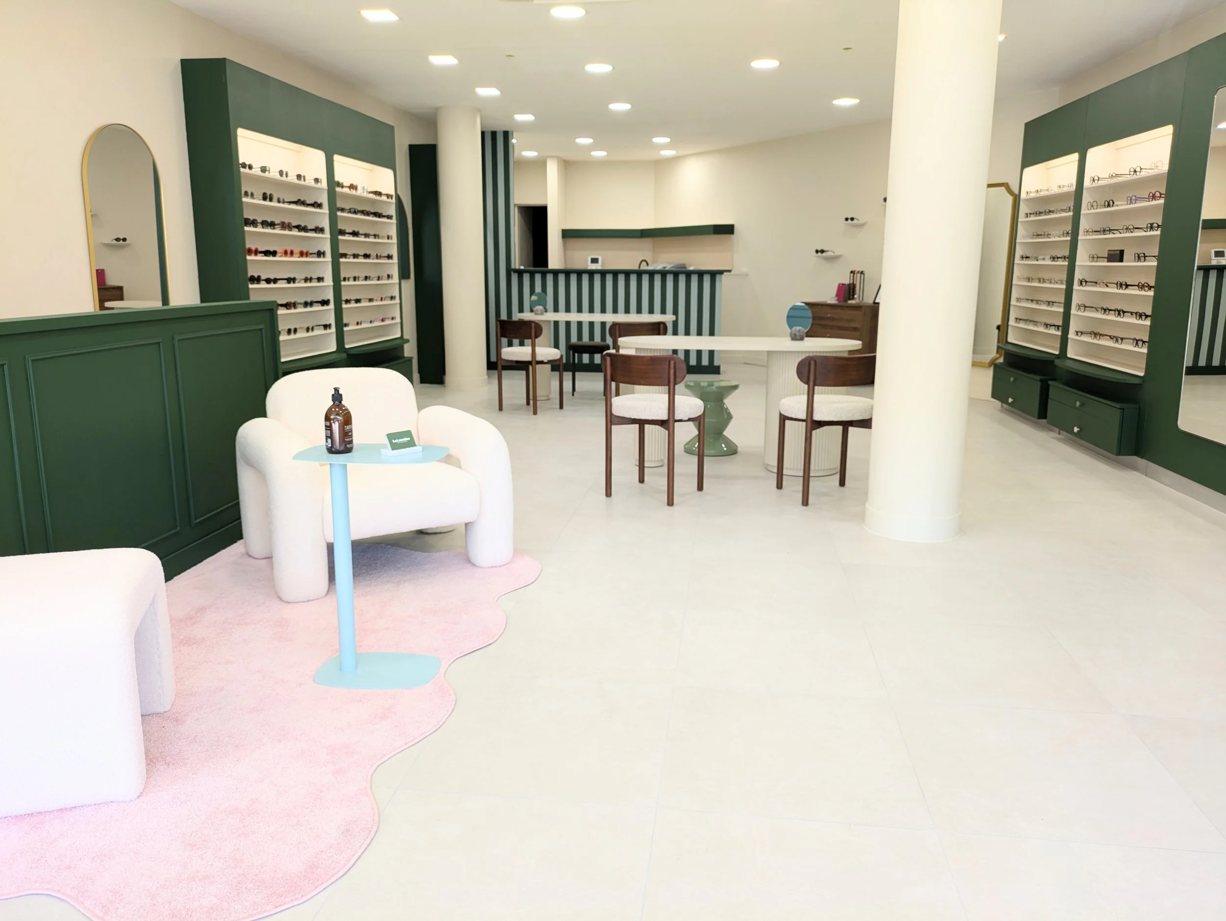 Intérieur du Lunetier des Arcades, boutique d'optique à Bordeaux Caudéran avec collections de lunettes de créateurs.