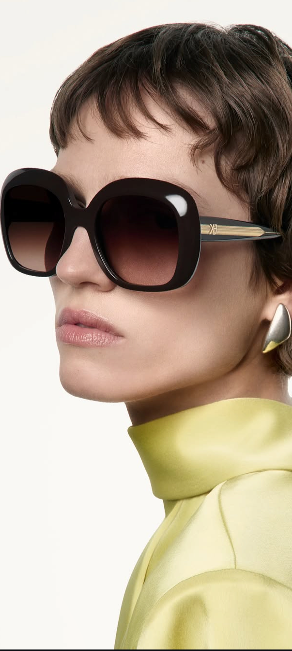 Une femme portant des lunettes oversize Emmanuelle Khanh.  fabrication française.