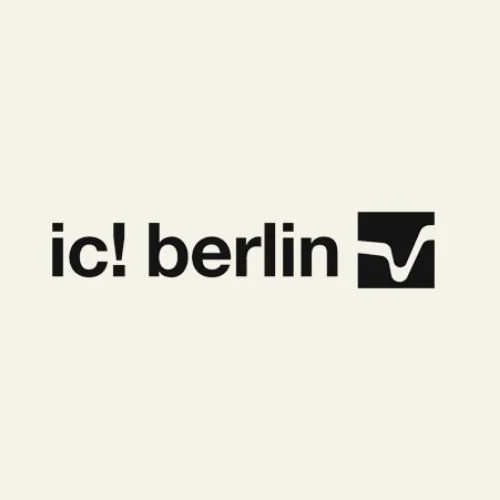 Logo avec le texte "ic! berlin" et un symbole graphique noir et blanc.
