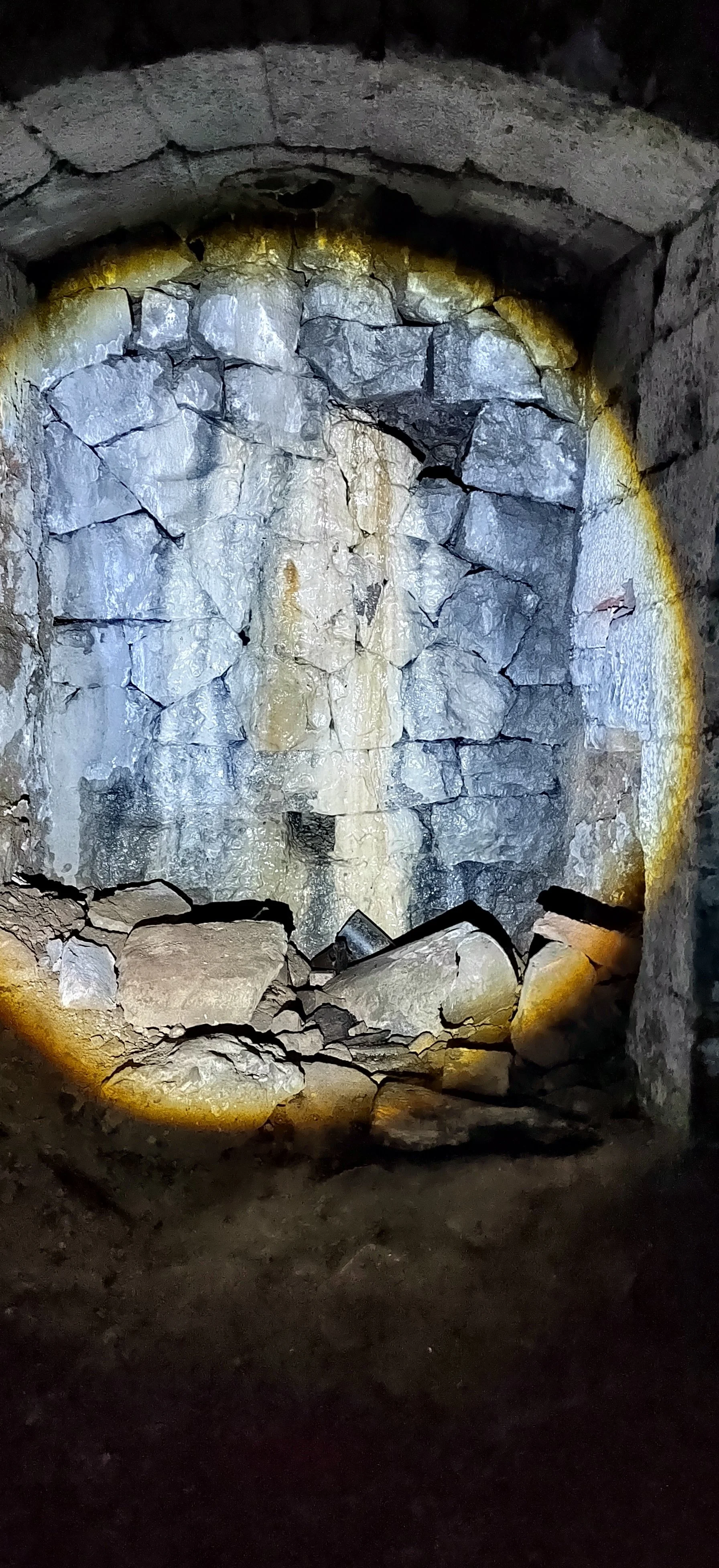 Ein durchbrochenes Gemälde aus Steinen und Felsen mit Licht- und Schatteneffekten.