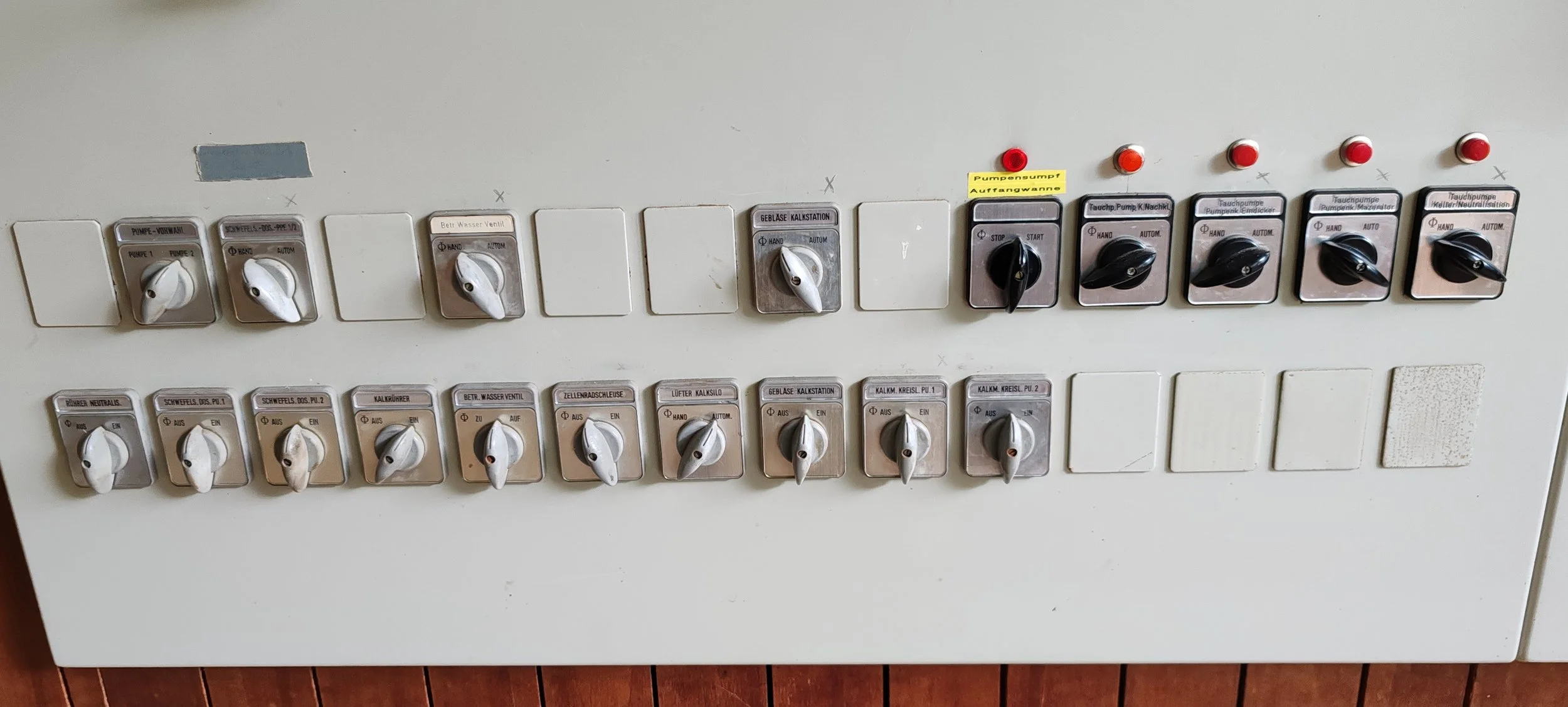 Baugleiche Steuer- und Regelungskasten mit Schaltern und Knöpfen für Wasserversorgung, Pumpen und Heizungen.