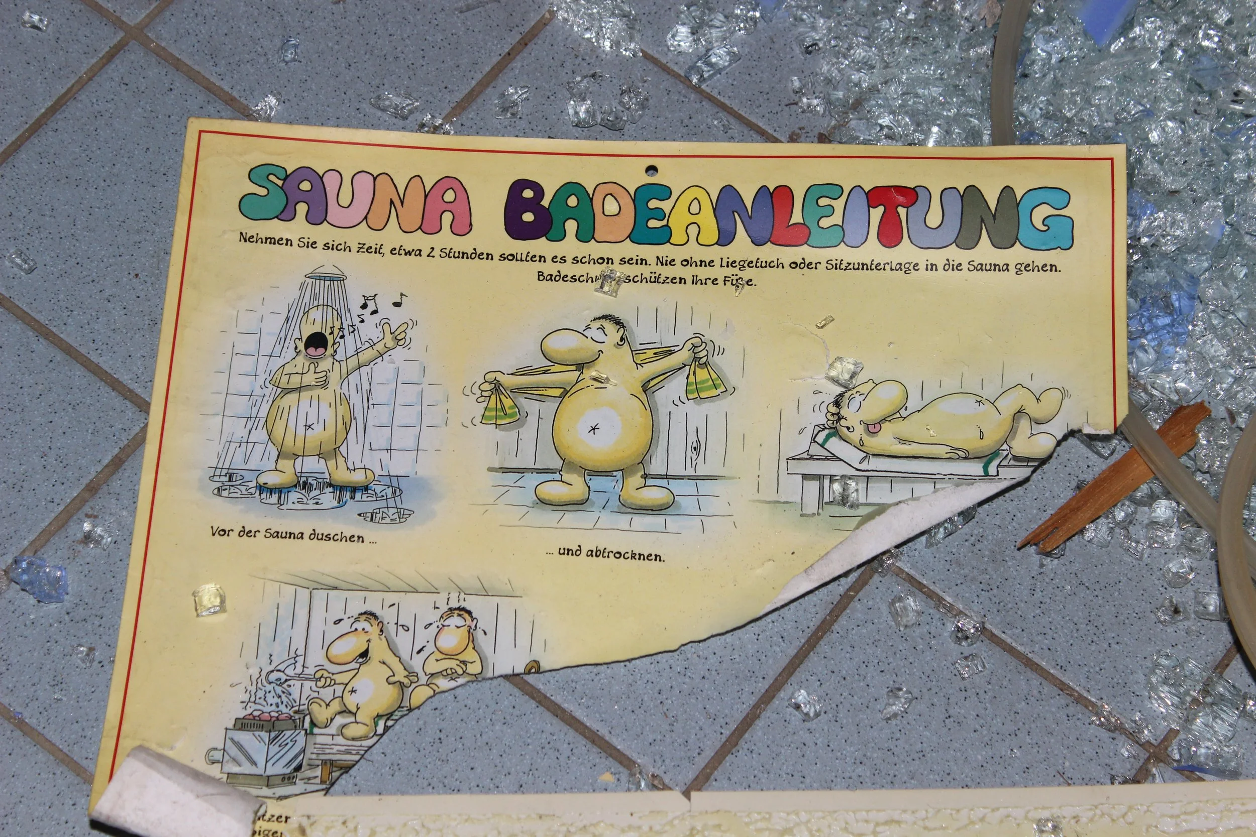Badeinleitung mit bunten Buchstaben, Anleitungen für das Saunabad, Illustrationen von einer Person, die vor der Sauna duscht, sich abtrocknet und entspannt liegt.