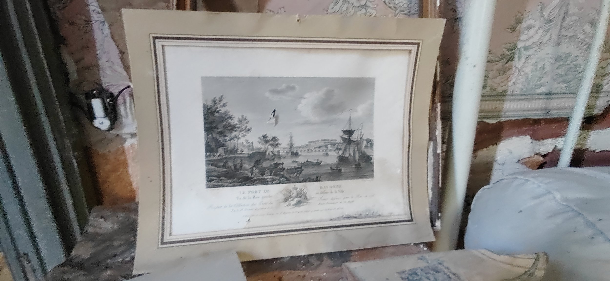 Ein altes Bild mit einer Hafenansicht und einem Springer darüber, umgeben von Bäumen, Segelschiffen und Gebäuden, mit deutschem Text unter dem Bild.