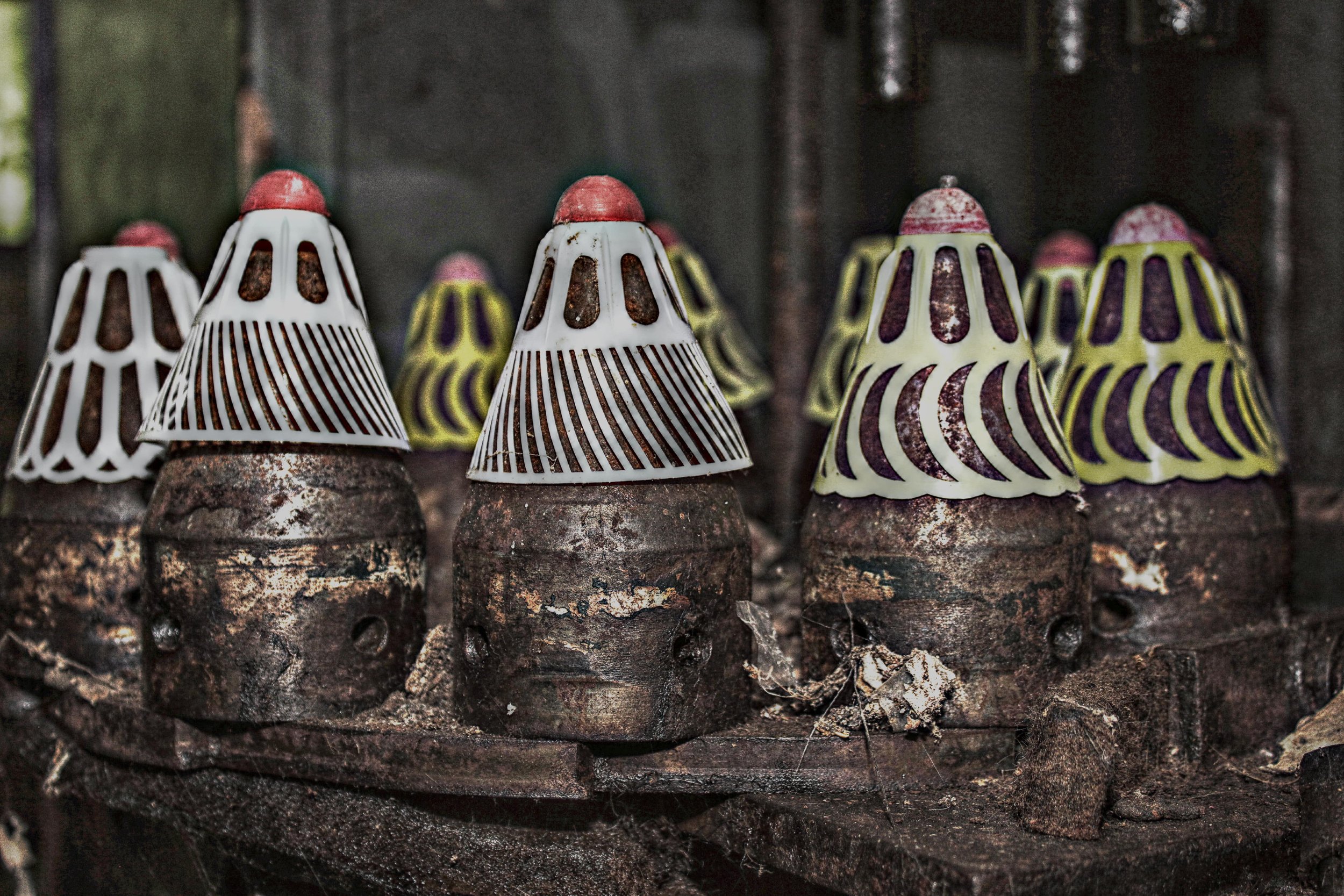 Brennende Bomben mit bunten Schirmen aus Bakelite, die auf einem brüchigen Holzstapel liegen.