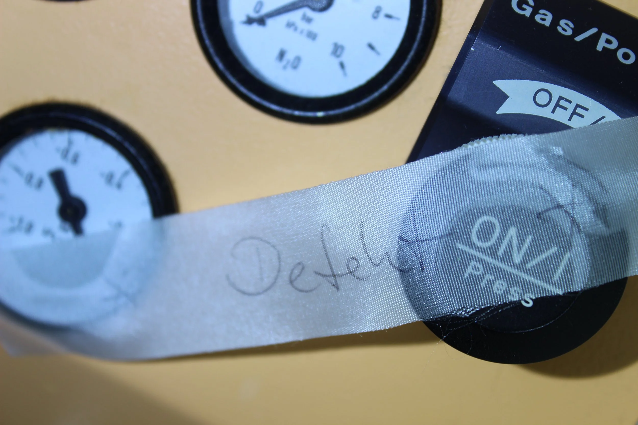 Unerkennbares Getränk in einer Tüte mit handgeschriebenem Namen 'JefeGros'.