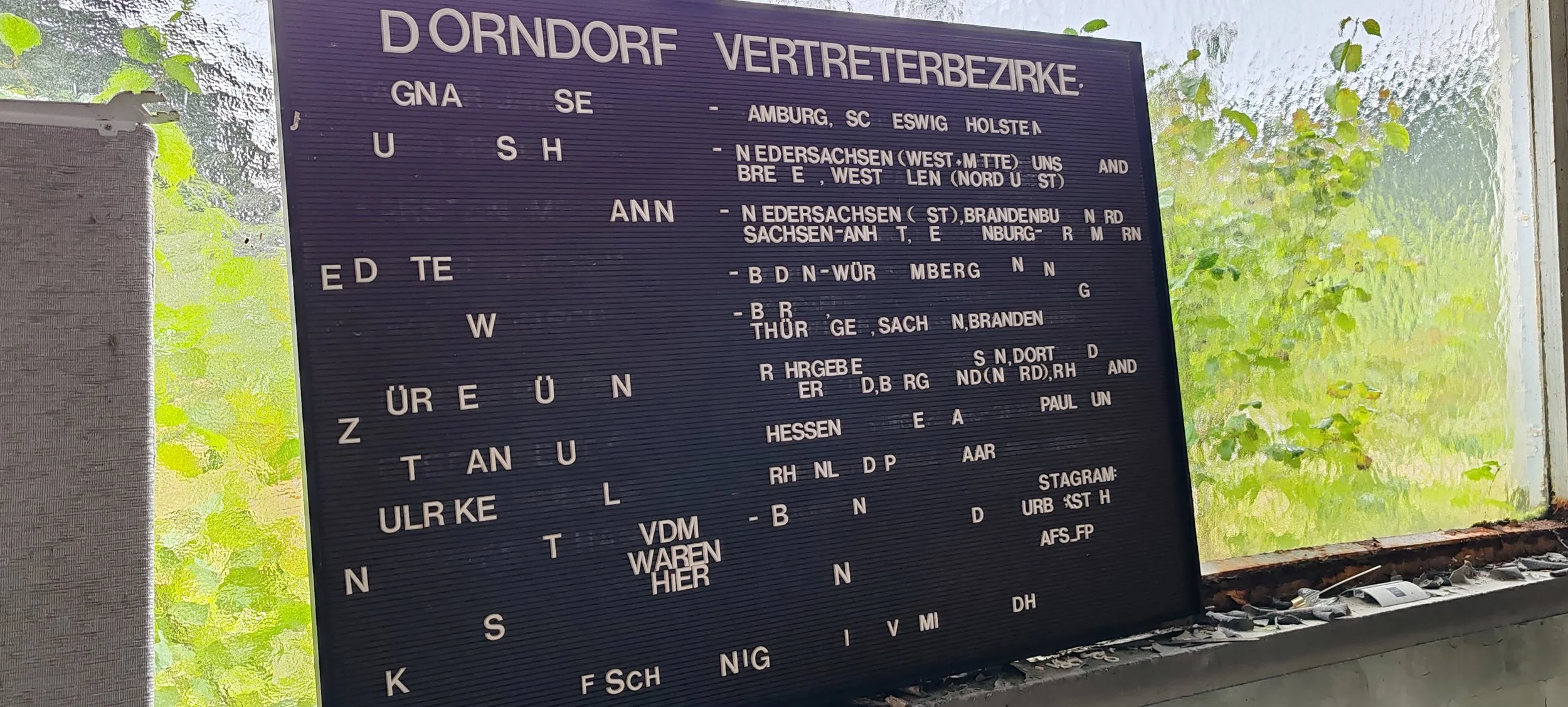 Ein schwarzes Informationsschild mit weißen Buchstaben, das die Bezirke und Regionen von Dorndorf in Deutschland listet.