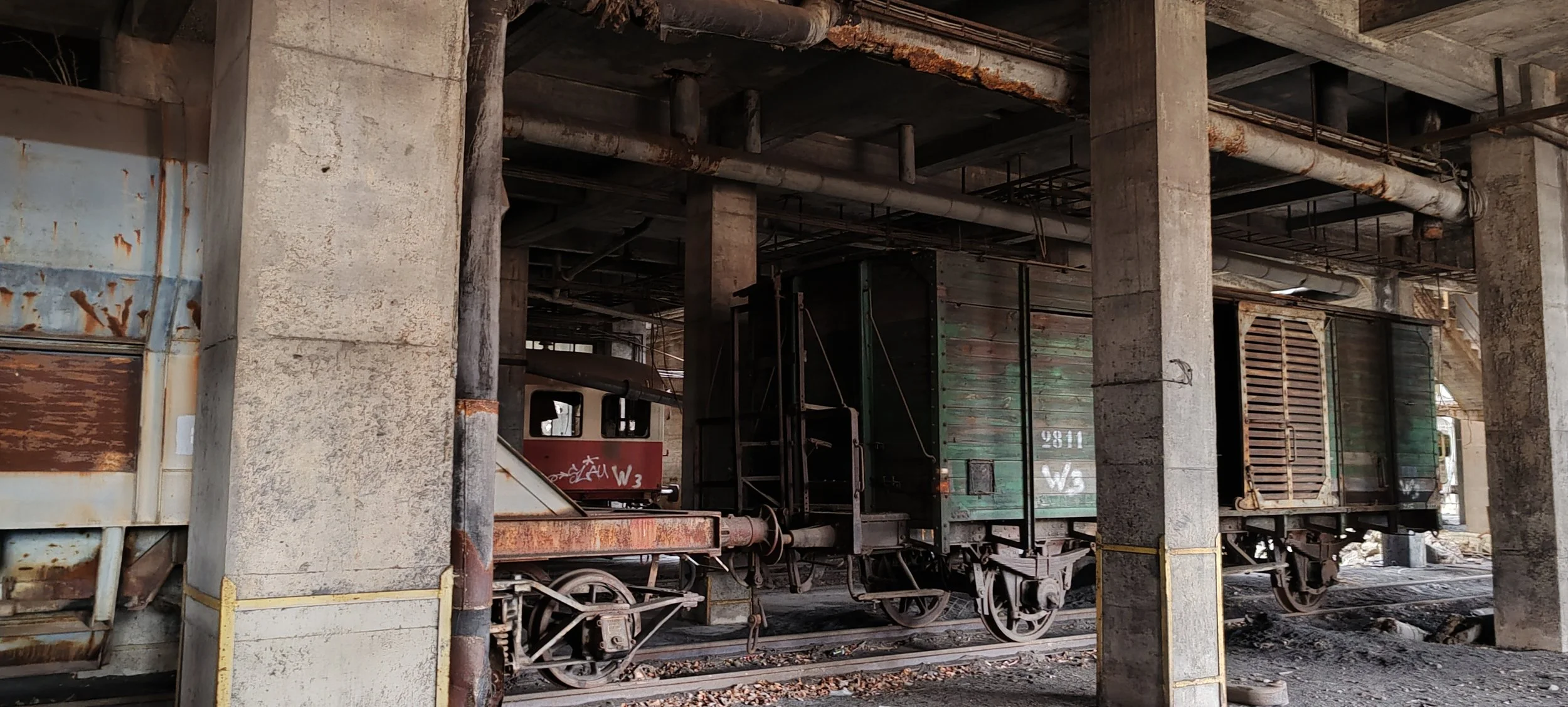 Verrostete Züge auf einem alten, verfallenen Bahnhofsgelände