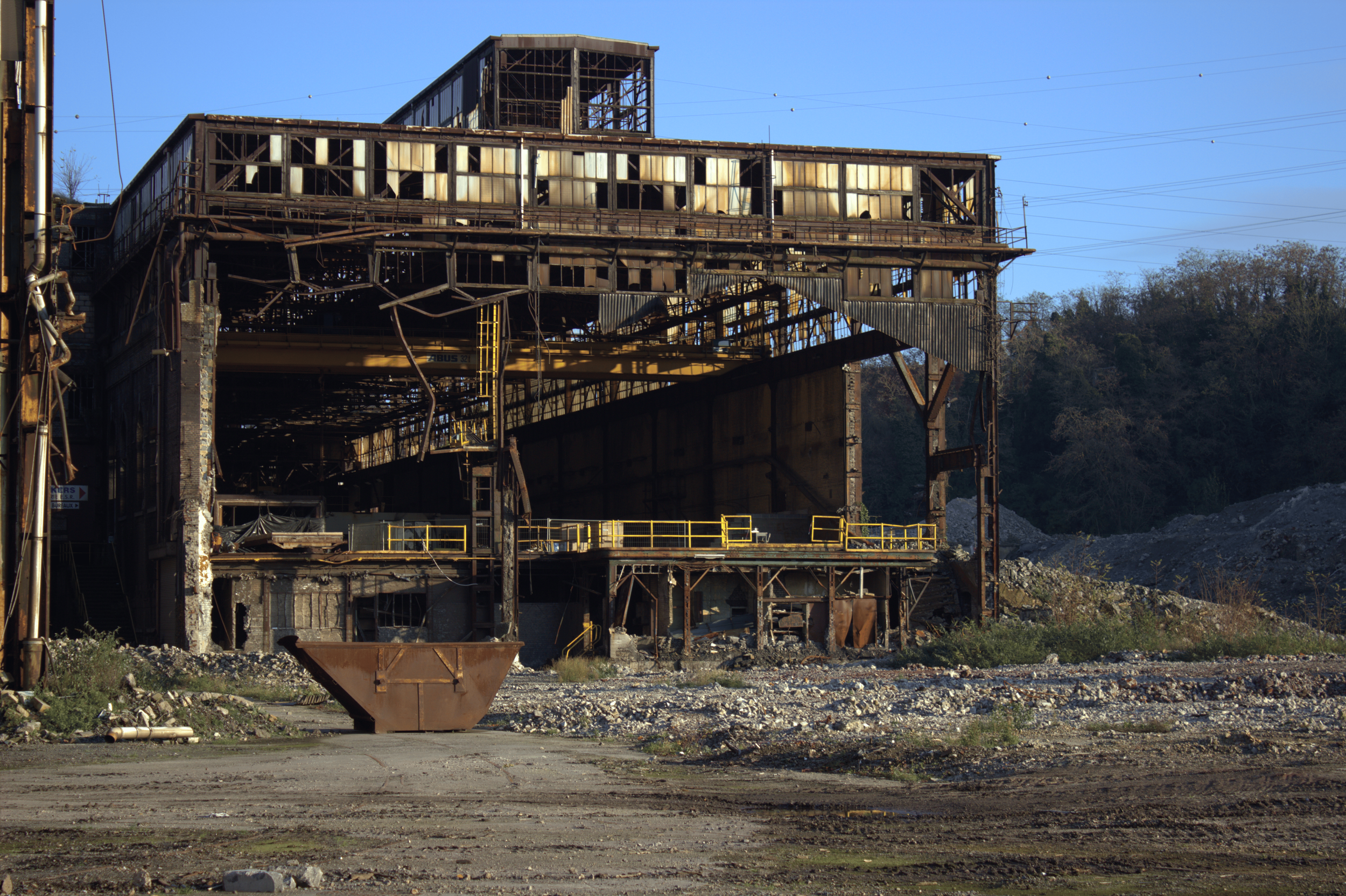 Verrostetes, verlassenes Fabrikgebäude in einer Industrielandschaft.