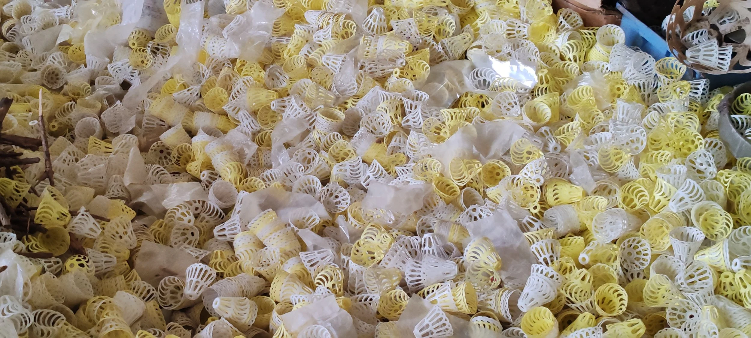 Haufen von weißen und gelben Filzopaletten, die auf einem Markt verkauft werden.