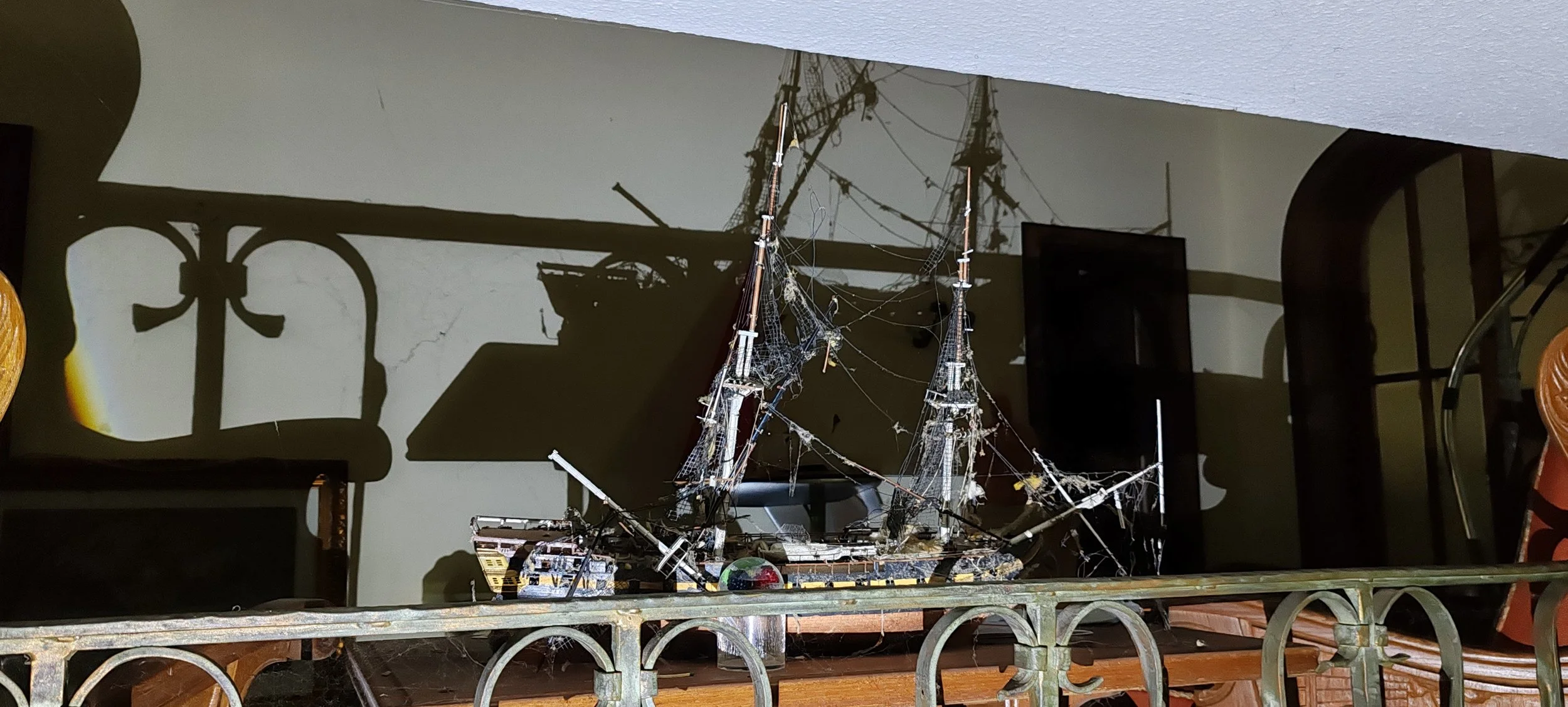 Modell eines alten Segelschiffs mit Netzen und Details, auf einem Tisch, Schatten an der Wand