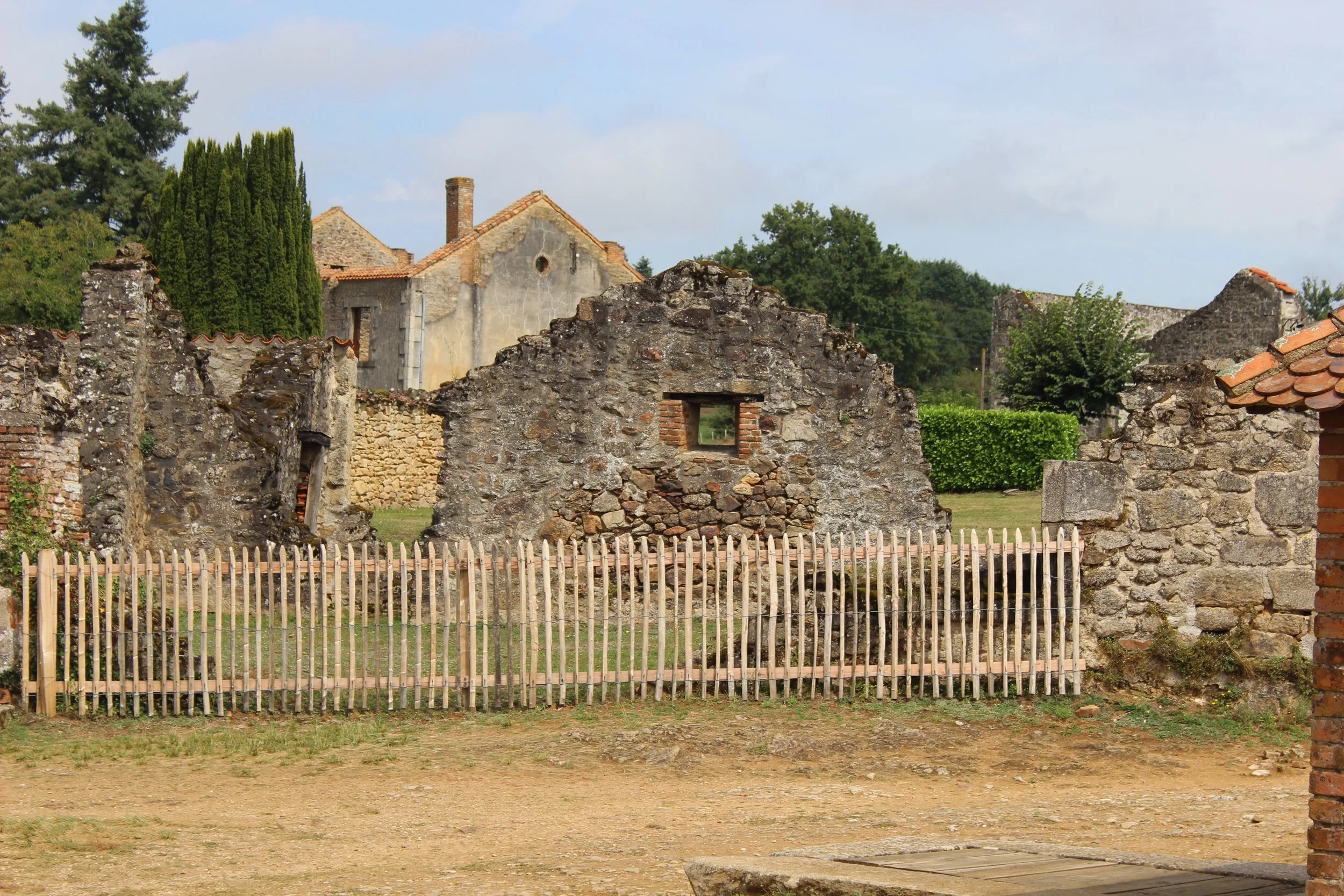 Brennender Zug auf einer Holzbrücke, bei Sonnenaufgang im Wald.