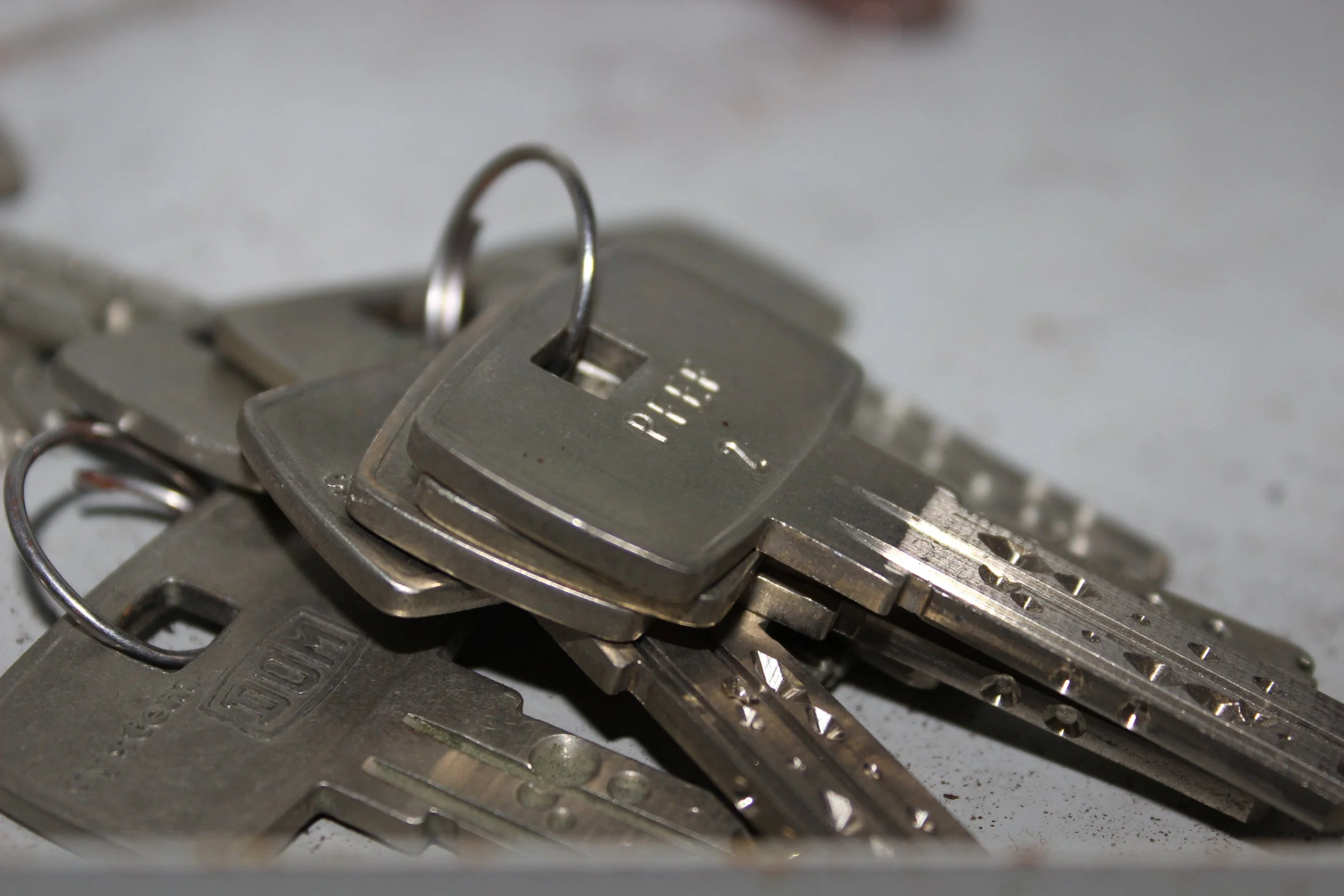 Mehrere Metallschlüssel liegen auf einer Oberfläche.