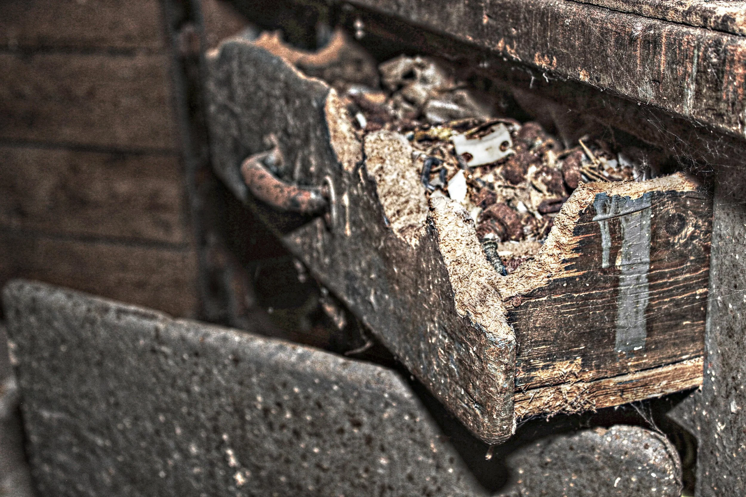 Ein geöffneter alter Holzschublade mit Staub, Schmutz und alten Gegenständen