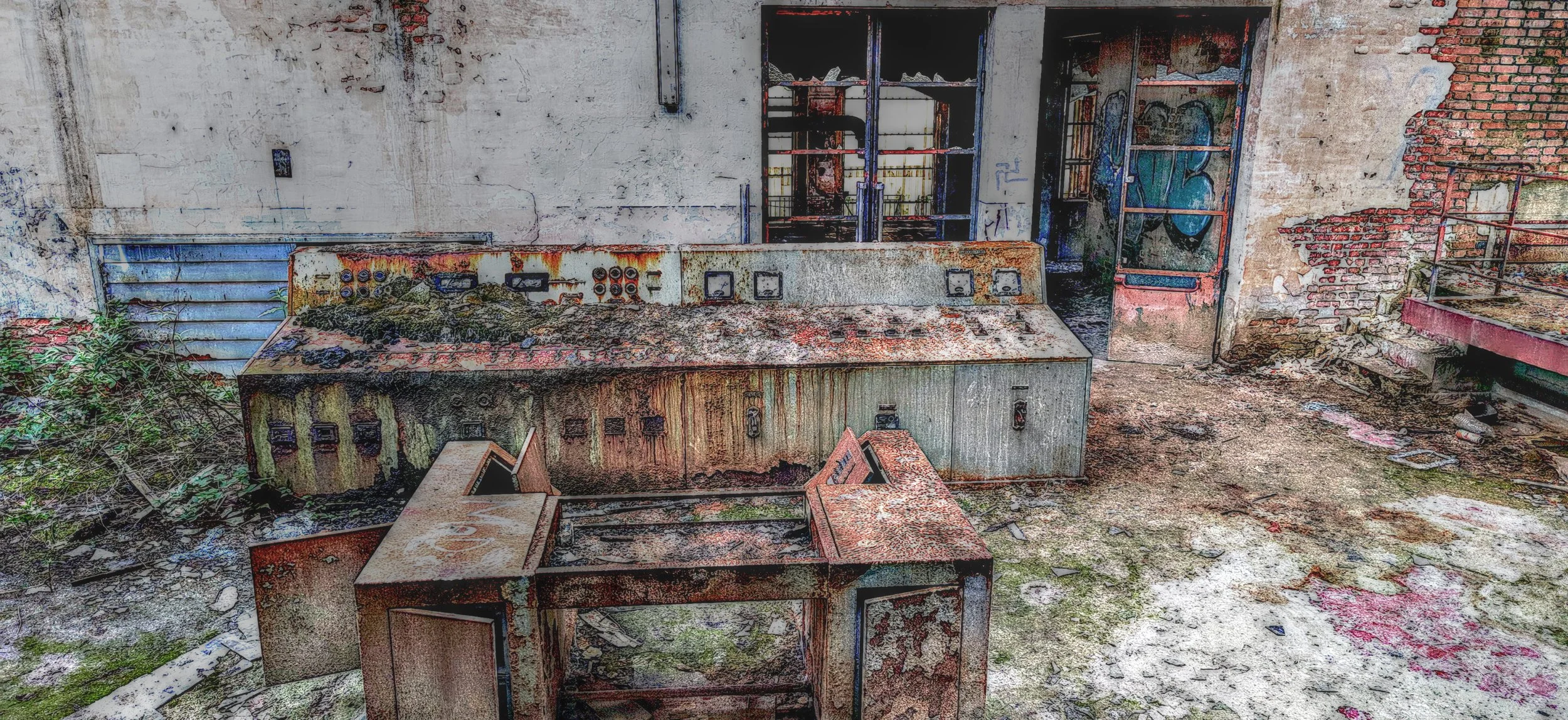 Verlassene und verrostete Kontrolltafel in einem verfallenen Raum mit beschädigten Wänden, zerbrochenen Fenstern und Staub sowie Schmutz auf dem Boden und Möbeln.