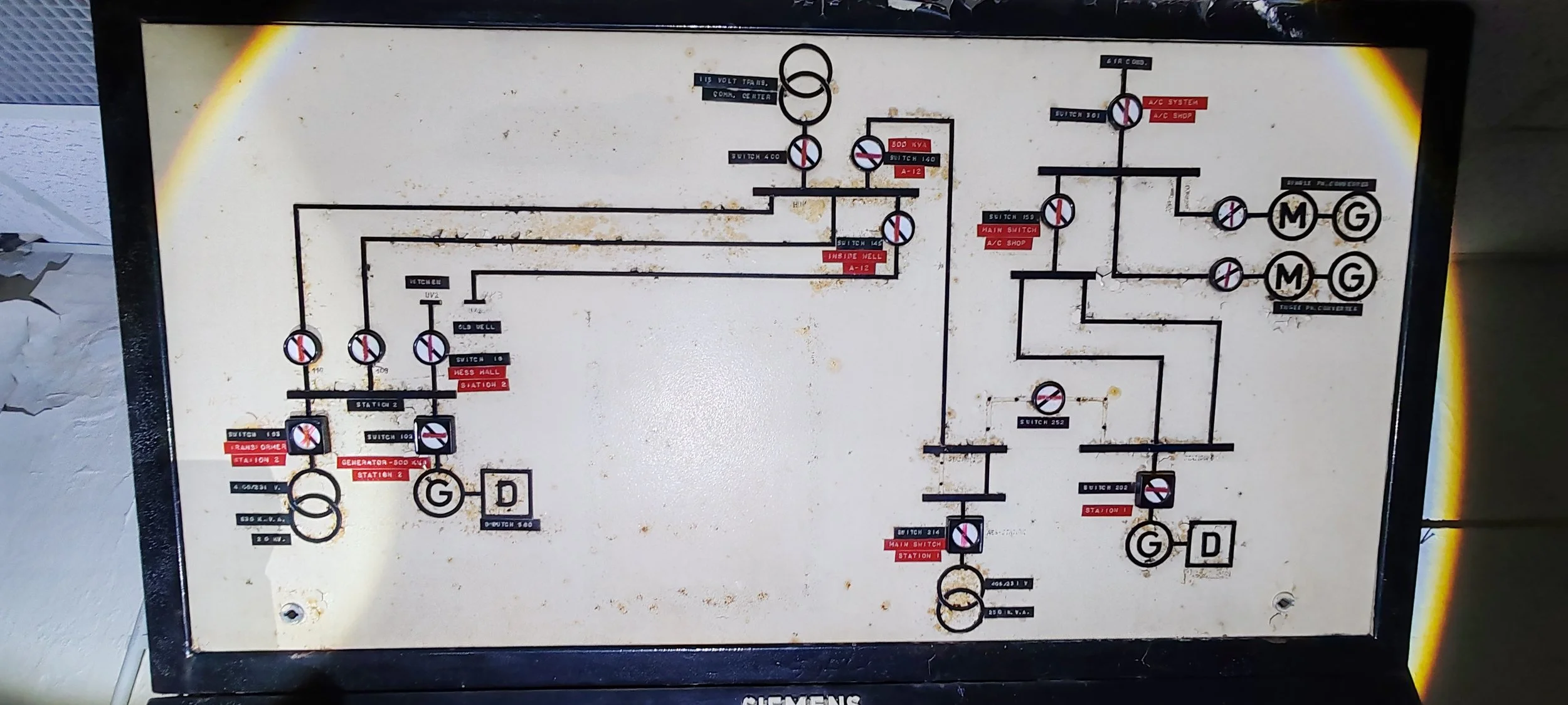 Schaltplan für eine elektrische Anlage mit various Switches, Sicherungen und Motoren, beschriftet auf Deutsch.