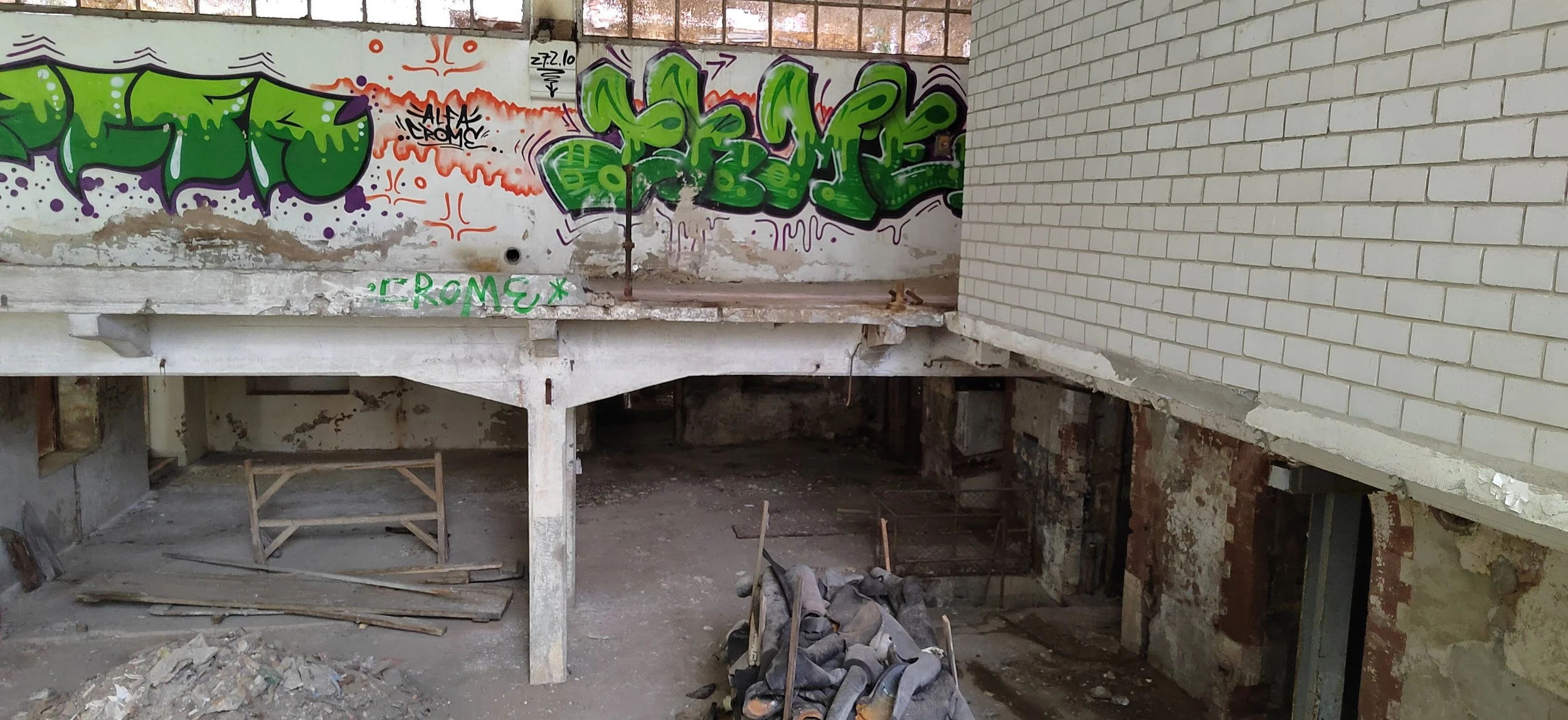 Bauseite mit Graffiti auf der Wand, Baugerüsten, Baustoffen und zerfallenen Strukturen