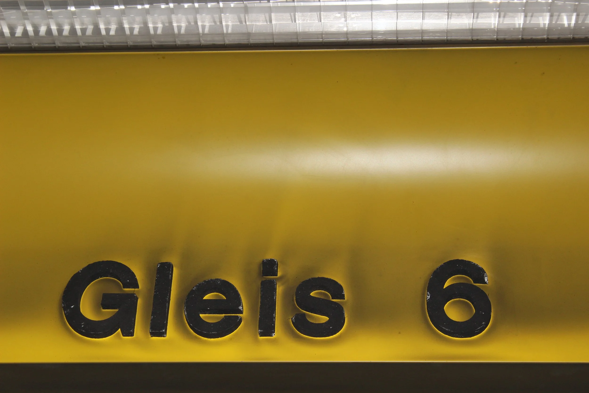 Ein gelber Hubschrauber mit schwarzen Buchstaben und Nummern auf der Seite, die 'gleis 6' lesen.