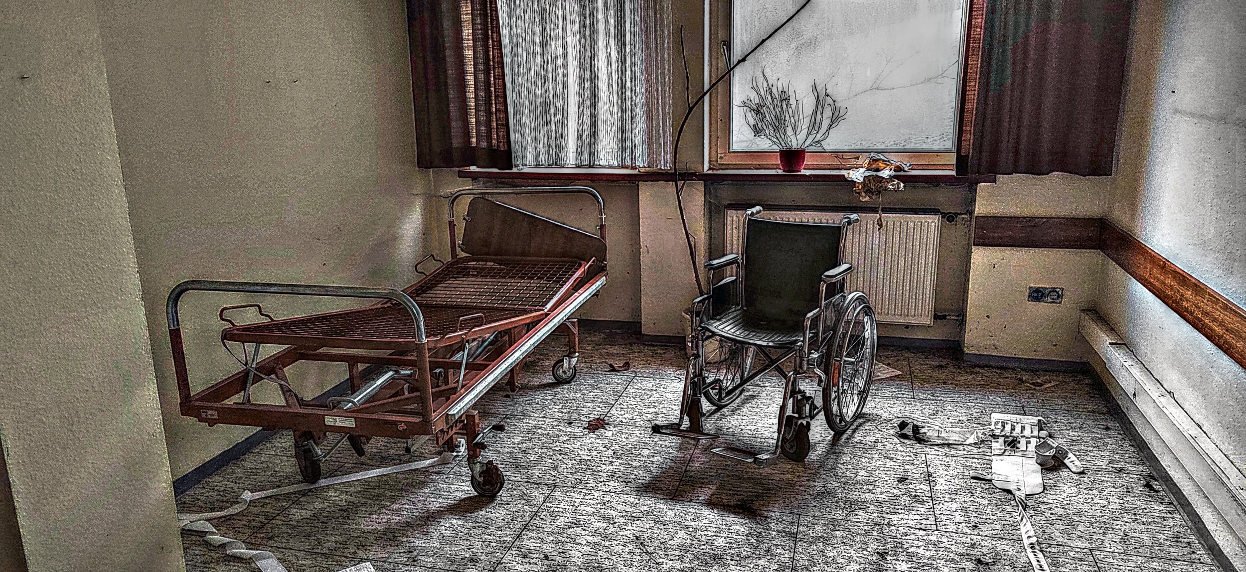 Verlassene, beschädigte Aussichtsplattform oder Kabine an einem alten Industrie- oder Rummelplatz, mit zerbrochenen Fensterrahmen und abblätternder blauer Farbe, umgeben von einem metalschen Gerüst.