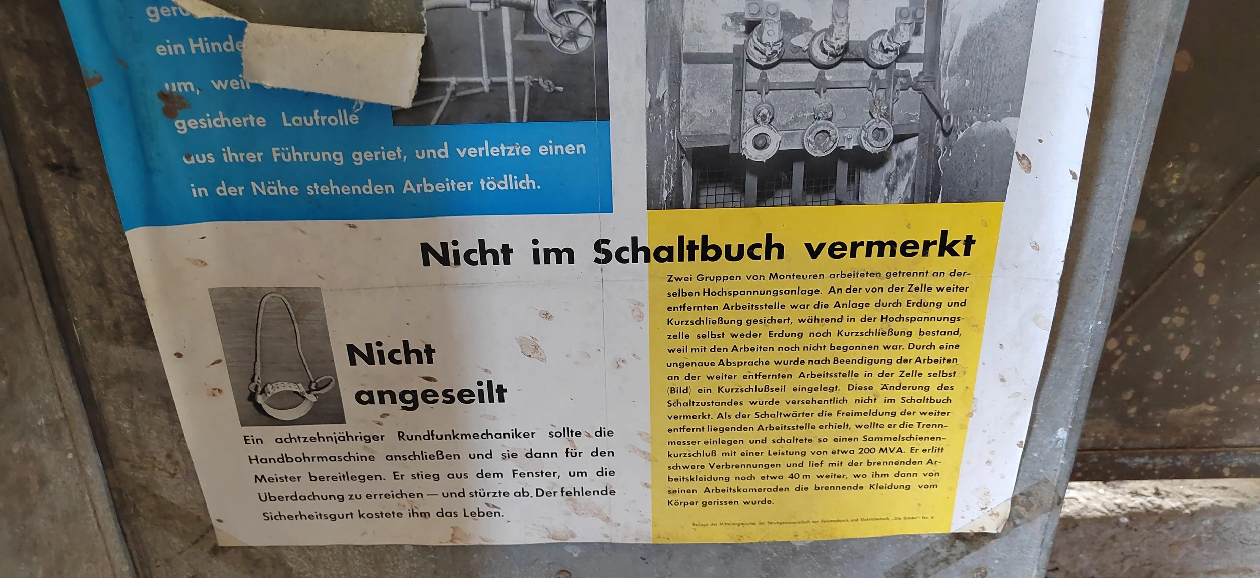 Warnhinweis auf einer Informationstafel in einem Industriegebäude. Der Text ist teilweise lesbar und warnt vor Gefahren im Zusammenhang mit Hochspannungsanlagen und unbefugtem Zutritt.