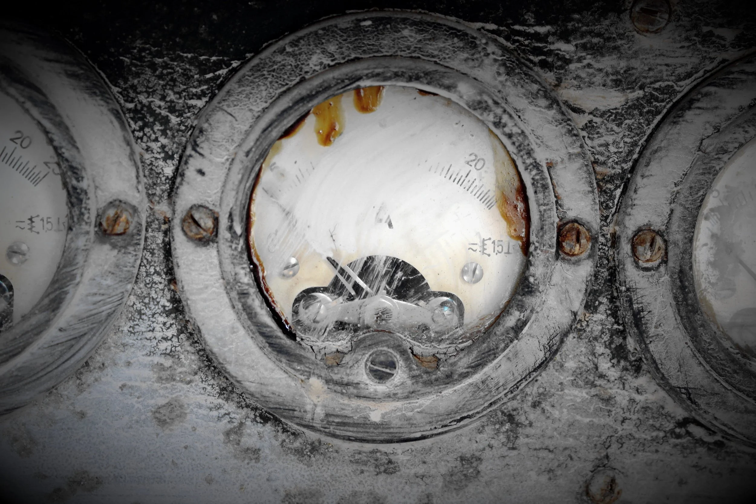 Eingefrorene und vereiste Messgeräte mit ablesbaren Skalen.