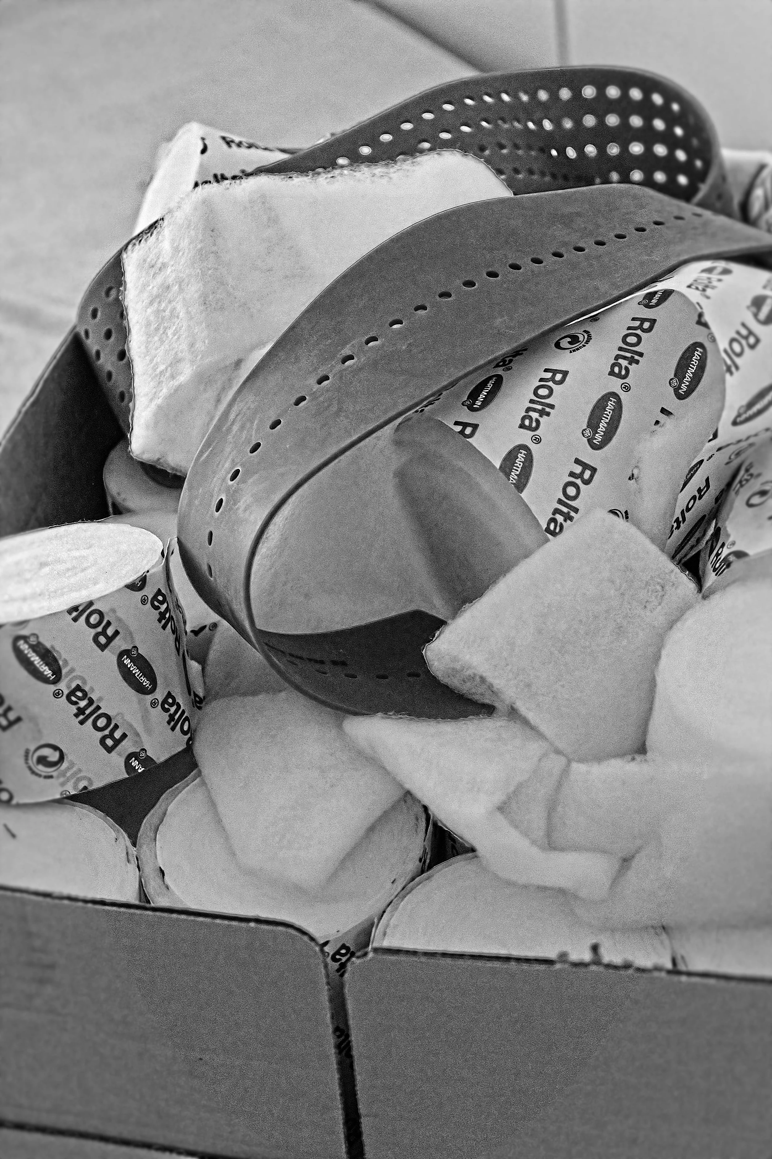 Schoko- und Riegelverpackungen in einer Geschenkbox, umgeben von Packpapier.