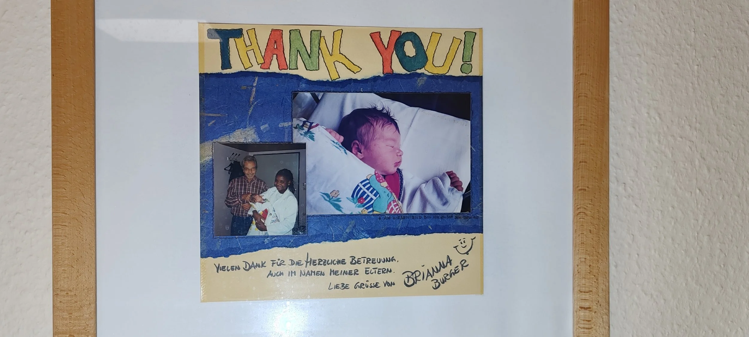 Ein Dankesbild mit buntem Aufschrift 'Thank You!', einem Foto eines neugeborenen Babys, einem Bild von zwei Personen, die das Baby halten, und einer handgeschriebenen Nachricht in Deutsch mit Unterschrift und Smiley, an eine Pflegekraft.
