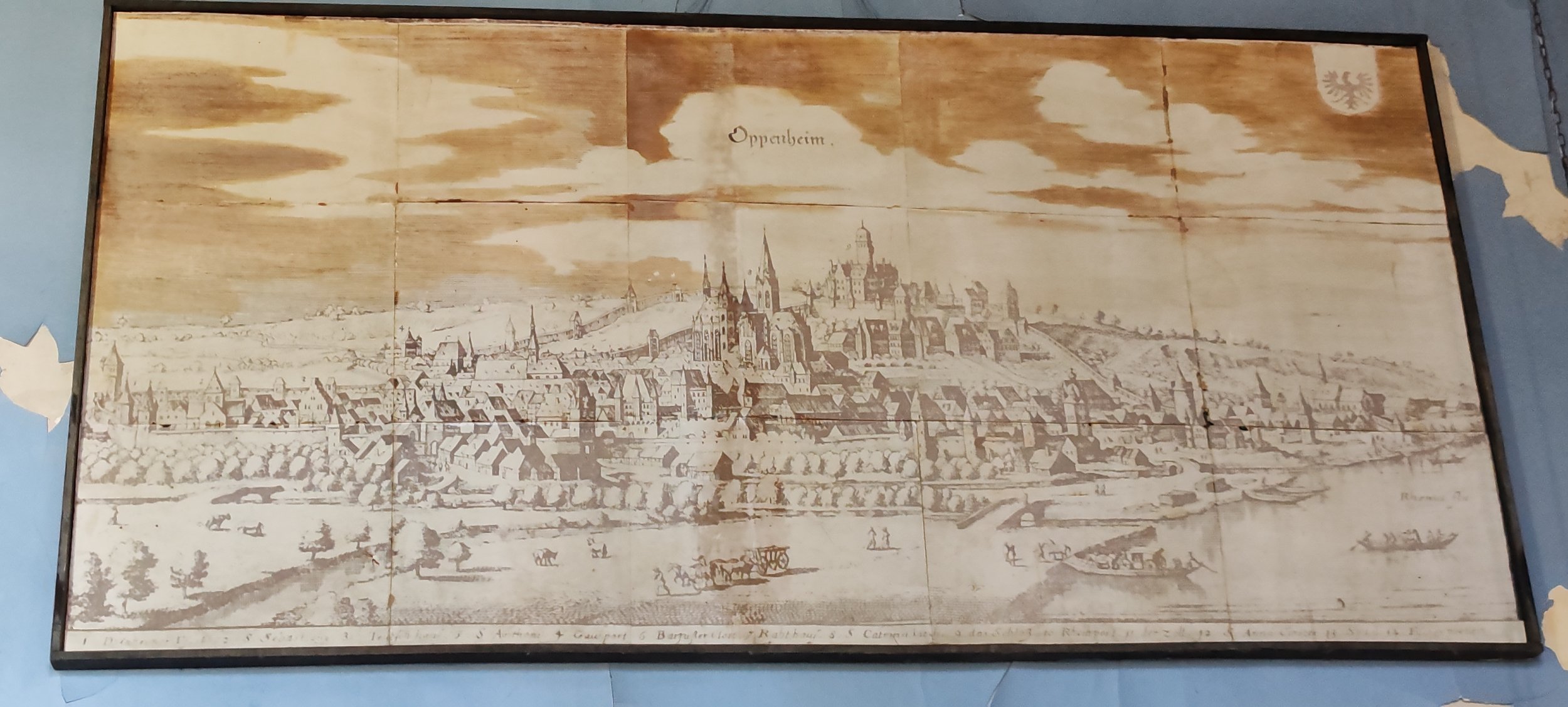 Alte Stadtansicht von Oppeln (Oberschlesien) mit mittelalterlichen Gebäuden, Kirchen und Bergen im Hintergrund, in sepia Tönen.