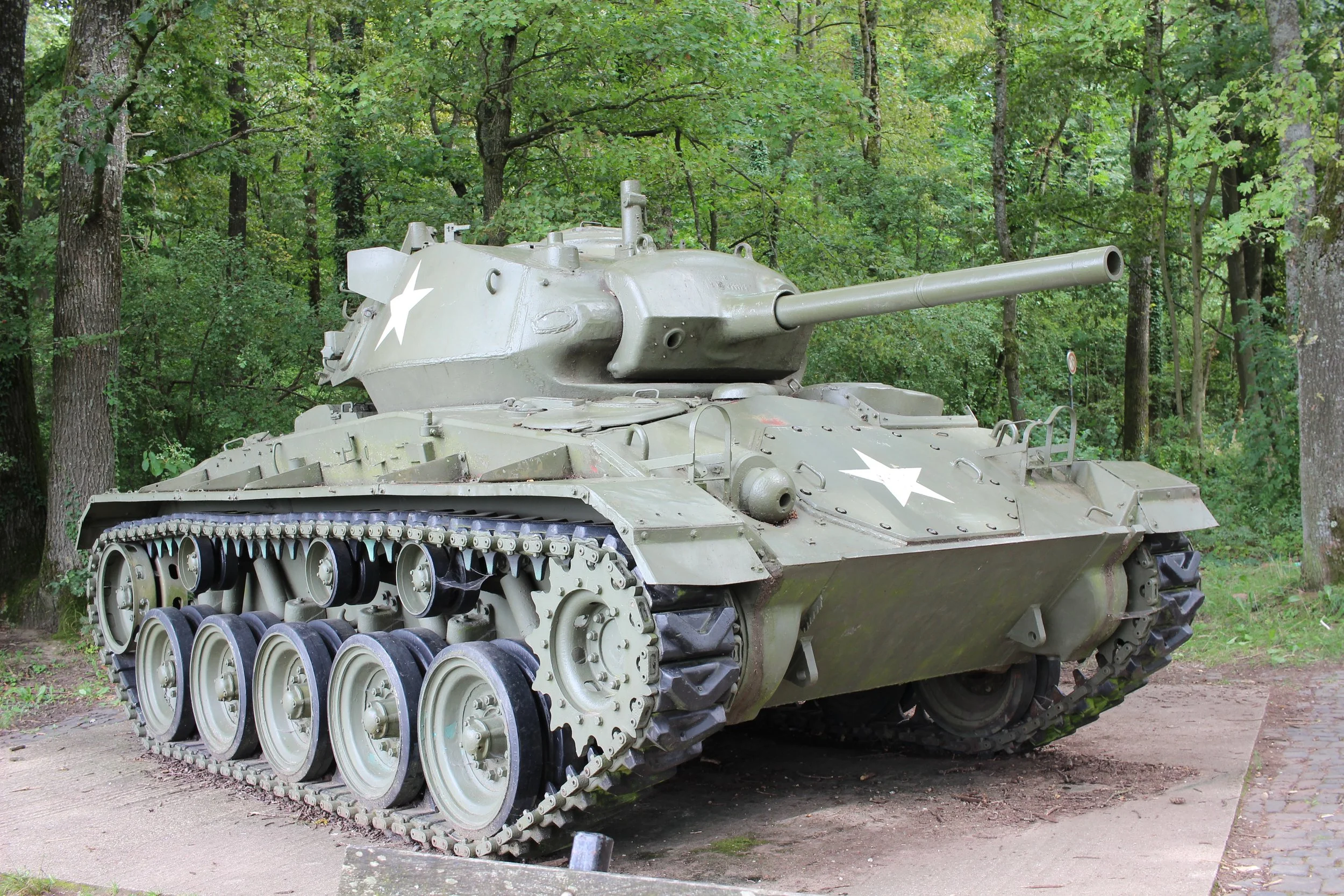 Ein gepanzerter Militärtank in einem Wald