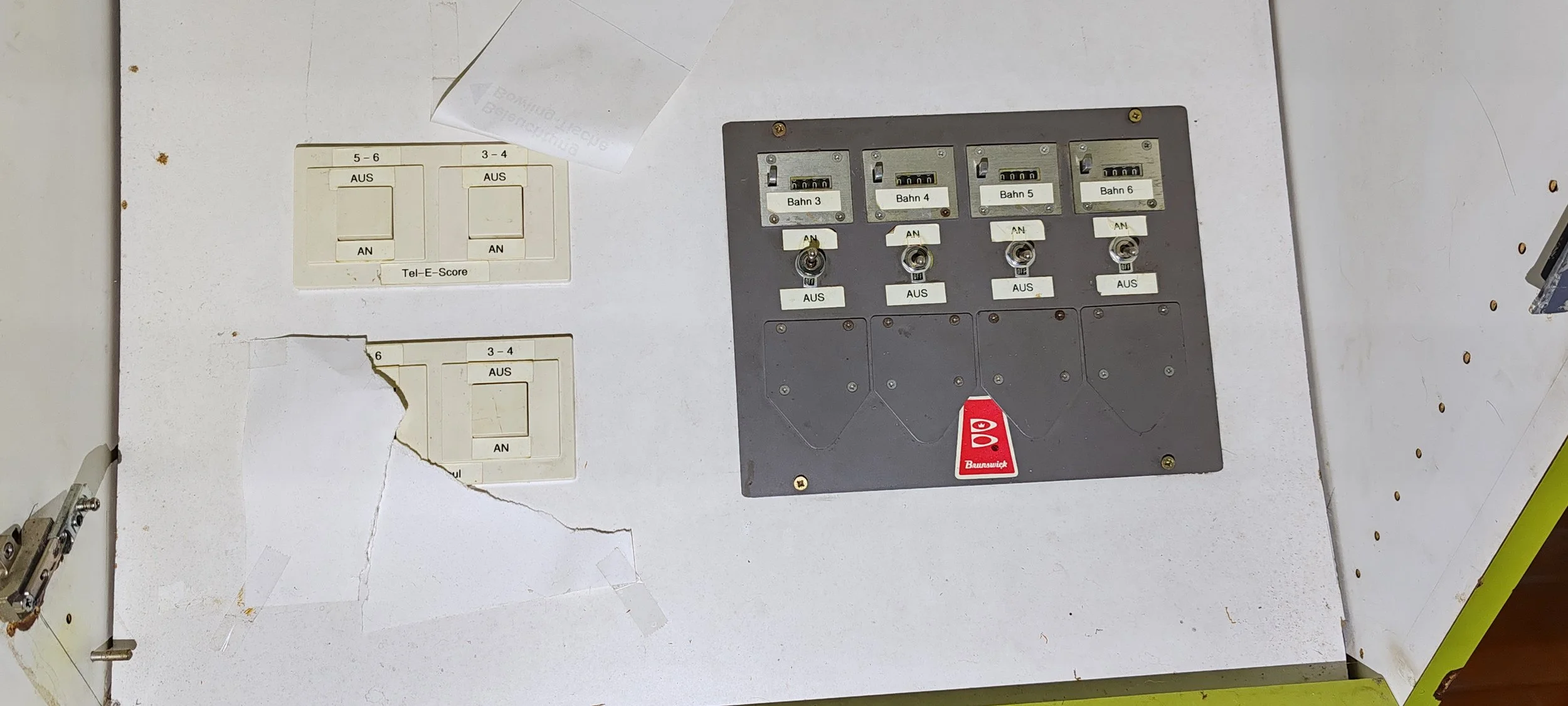 Schaltfeld mit mehreren Lötstellen, Schalter und Etiketten für Gleise und Funktionstests, Signale, auf einem weißen Tisch