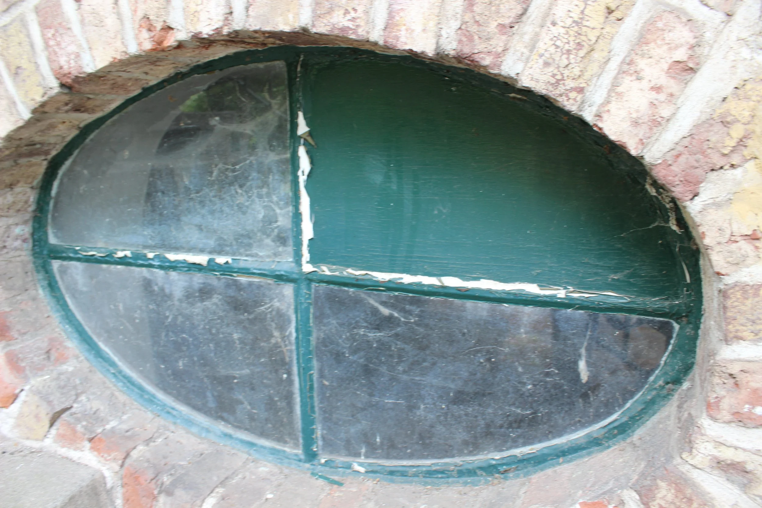 Rundesimson mit vier Segmente, eines davon vermackt, eingebaut in eine Ziegelmauer.