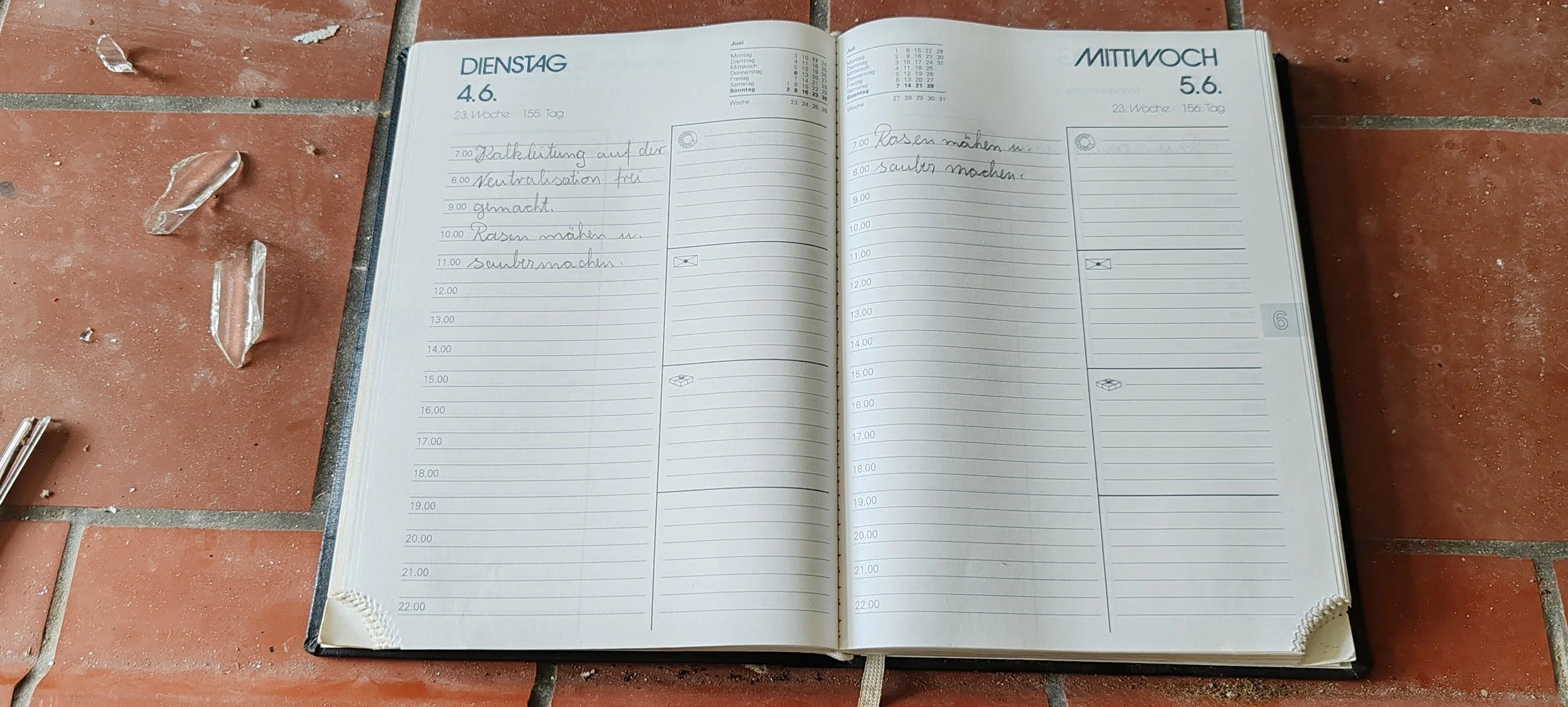 Offizieller Wochenplaner mit täglichen Aufgaben, offene Seite für Dienstag, 4. Juni, und Mittwoch, 5. Juni, mit handgeschriebener Tagesplanung auf einer roten, verlegten Fläche.