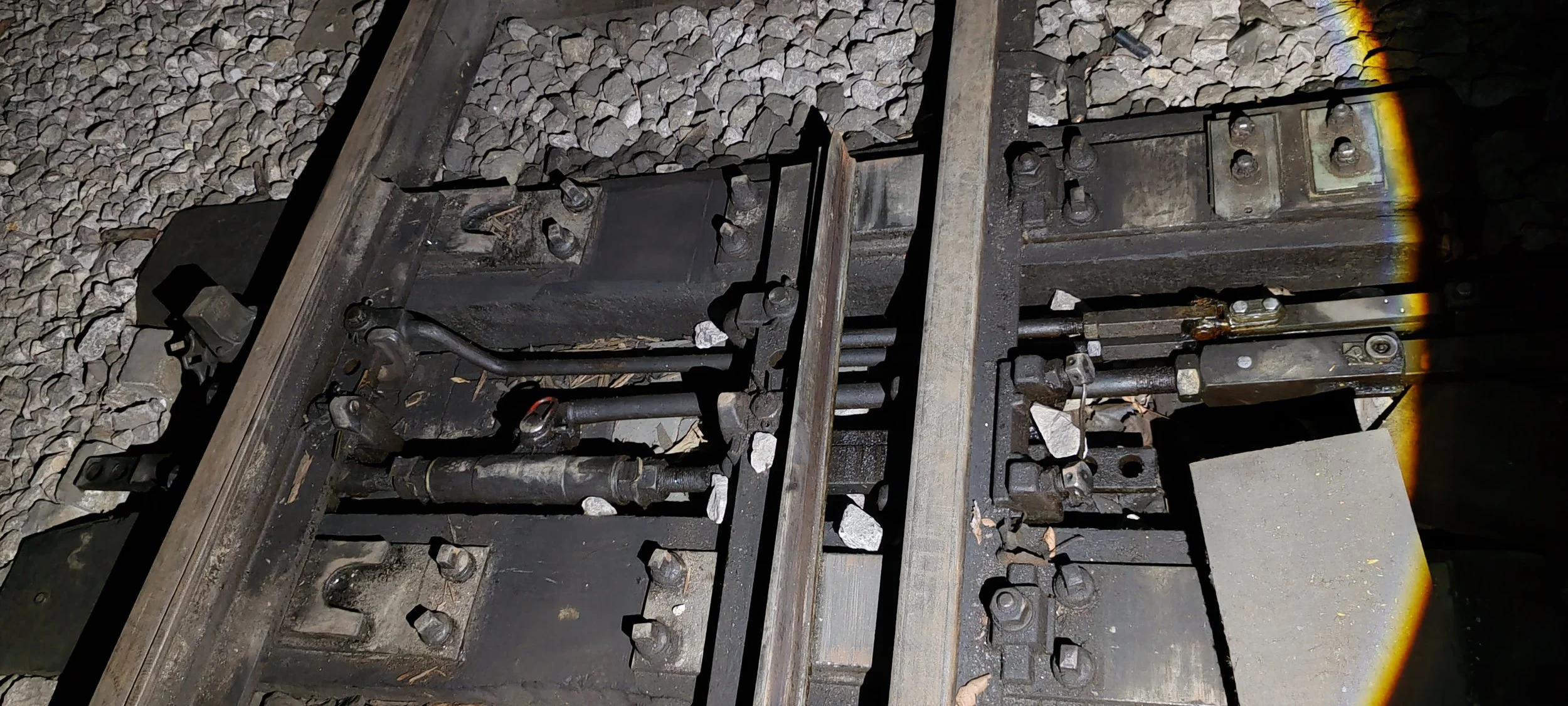 Schienen und Weichen im Eisenbahningebiet, mit Steinen gefüllte Gleisbett. 