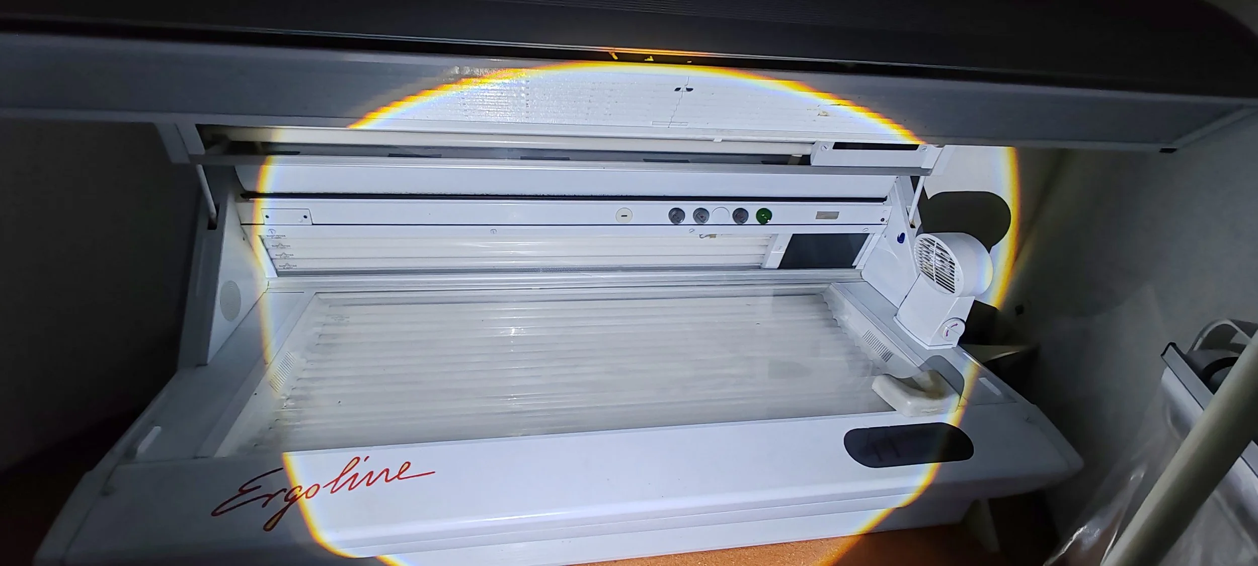 Sonnenschein erzeugt einen Kreis aus Licht auf einem weißen Geräte mit der Aufschrift "EsquLine"