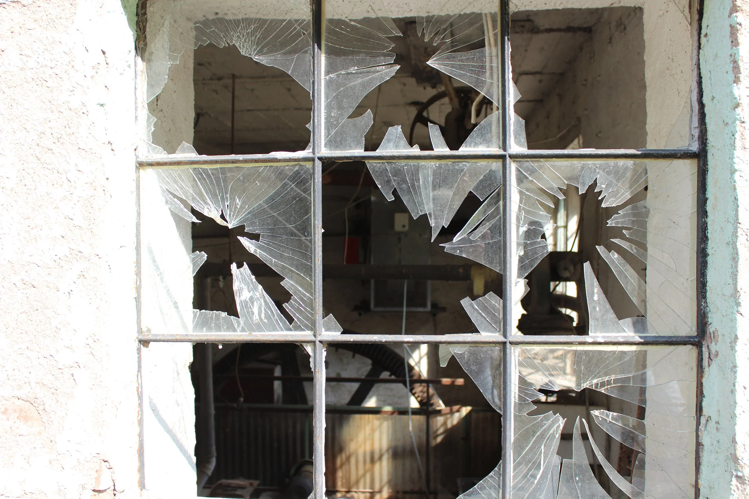Ein zerbrochenes捉 Glasscheibe in einem alten, verlassenen Gebäude.