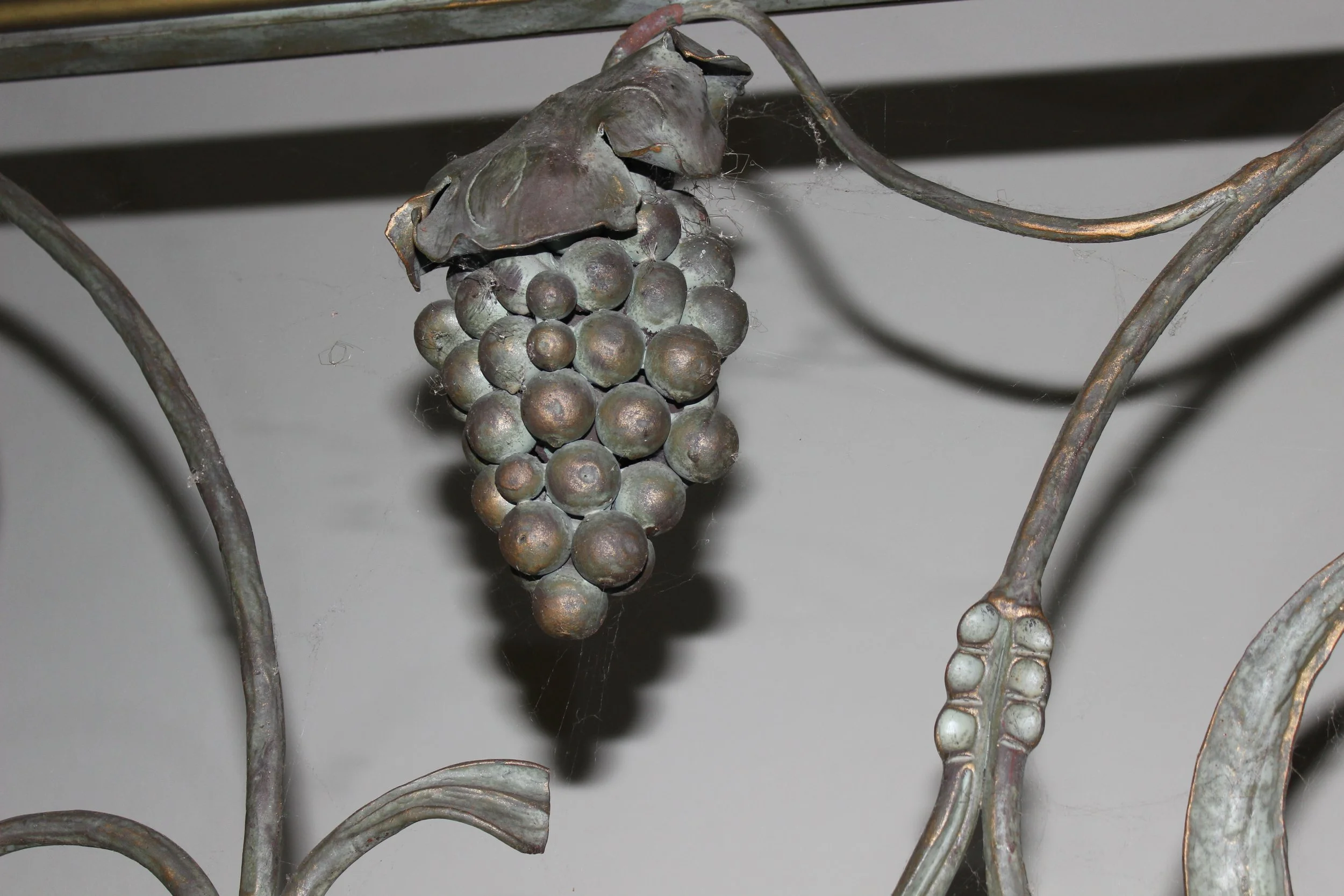 Metallene Traube mit Blättern an einer Decke befestigt