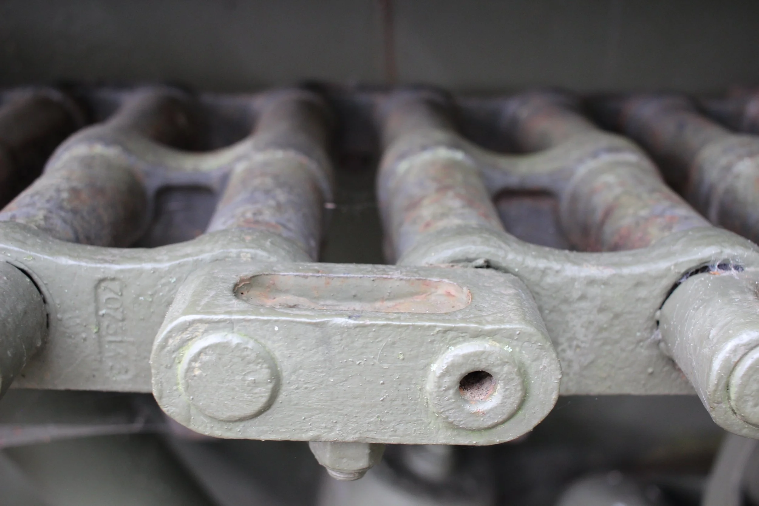 Nahaufnahme eines alten, rostigen Maschinenteils aus Metall.