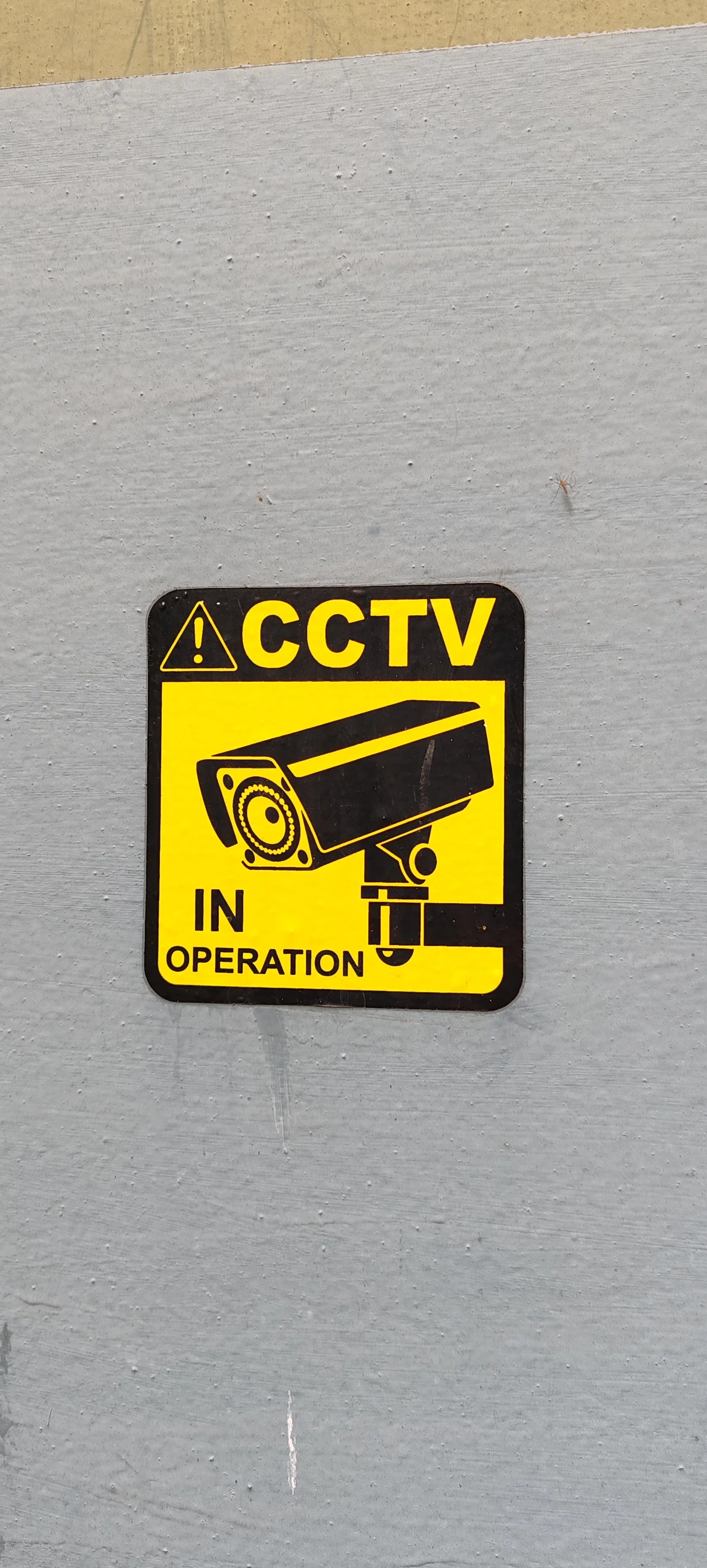 Hinweisschild mit Aufschrift CCTV in Betrieb, zeigt eine Überwachungskamera