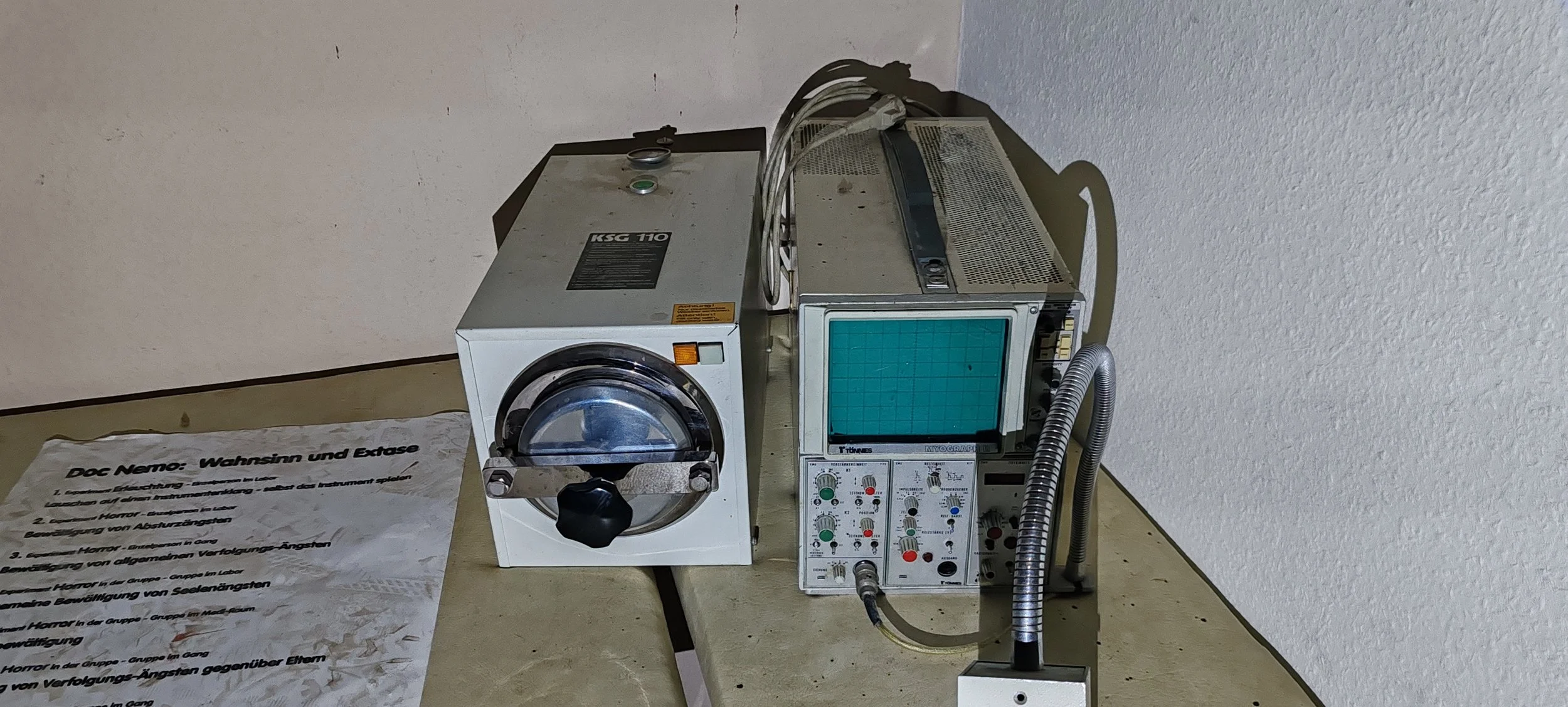 Medizinisches Laborgerät und eine medizinische Anleitung in Deutsch auf einem Tisch