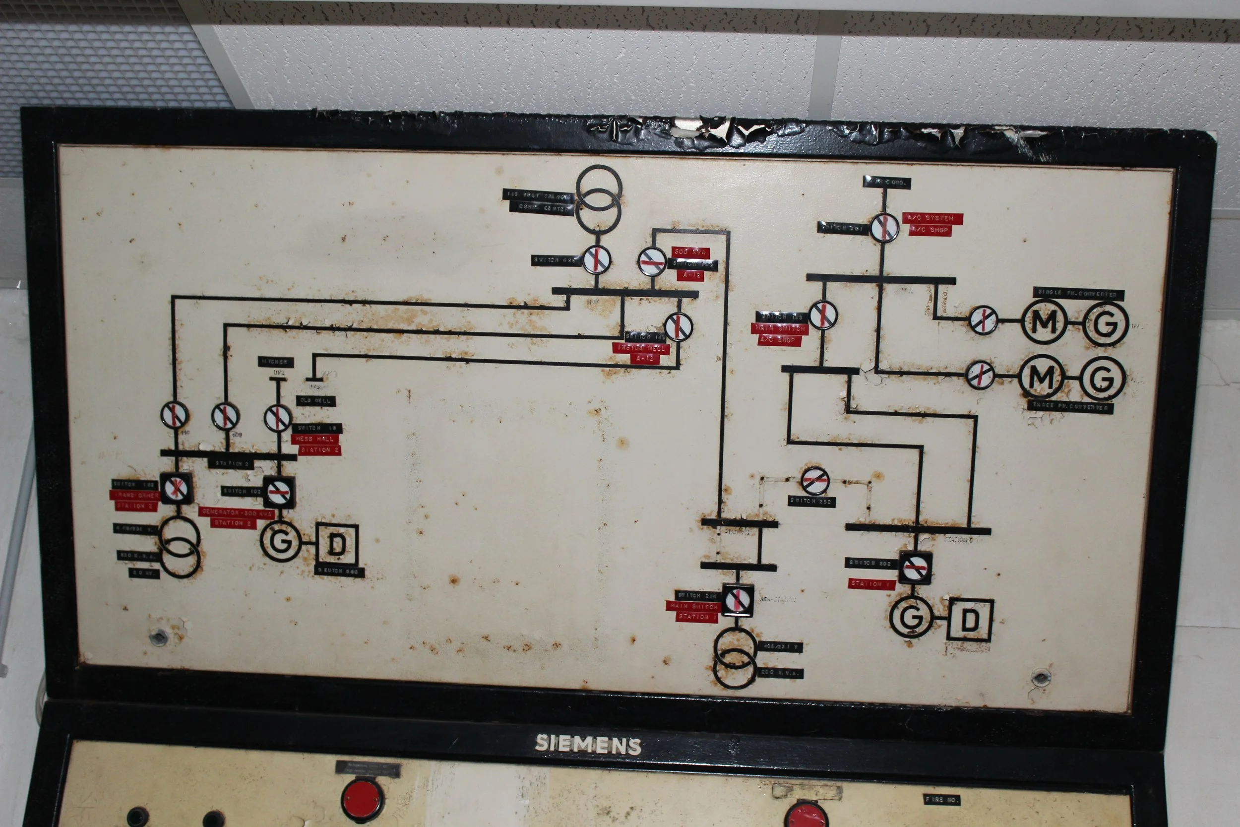 Alter Elektroschaltplan mit verschmutzten Oberflächen und sichtbarem Verschleiß, zeigt verschiedene Schalter, Verbindungen und Markierungen.