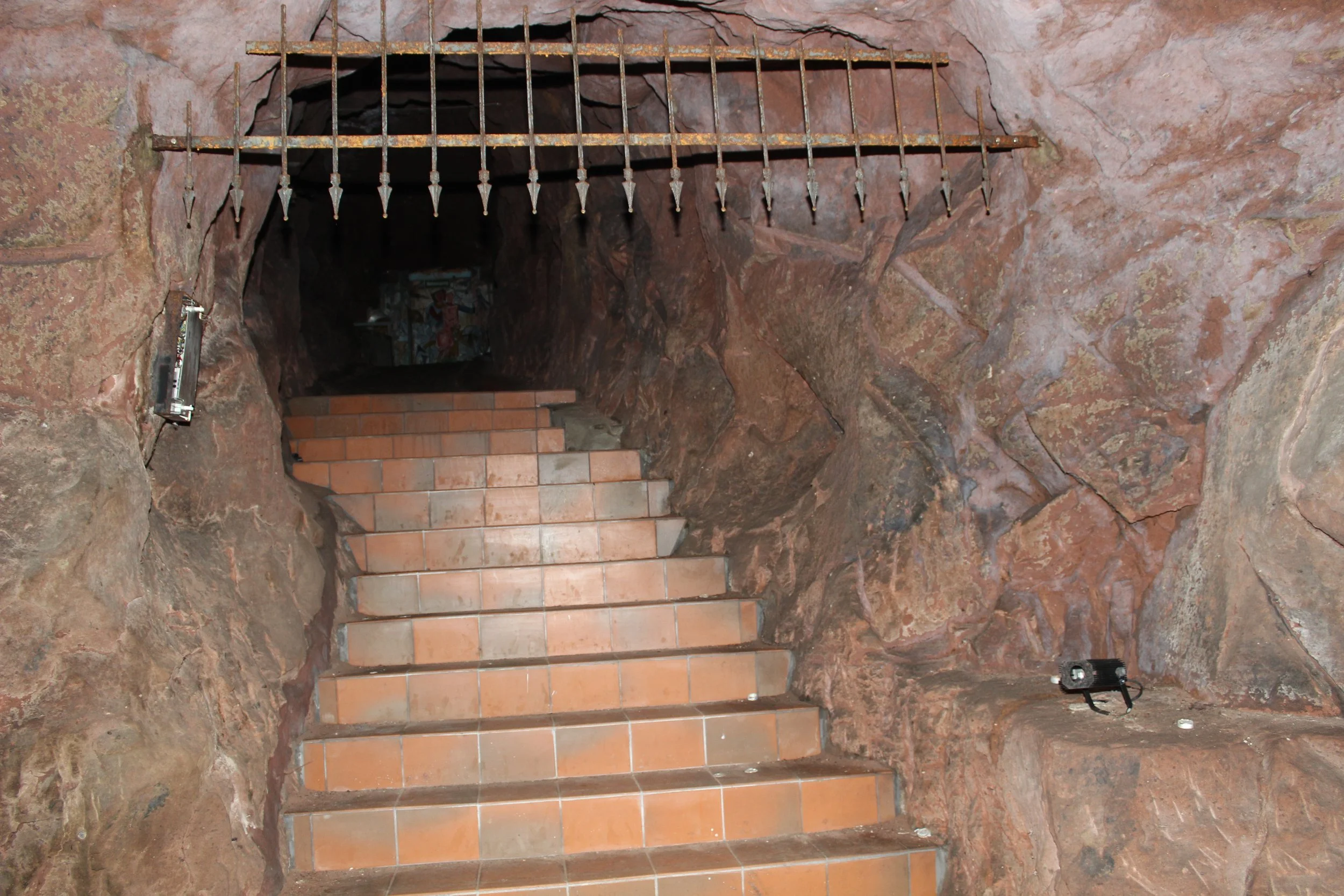 Stofftreppe und Gitter in einer Höhle.