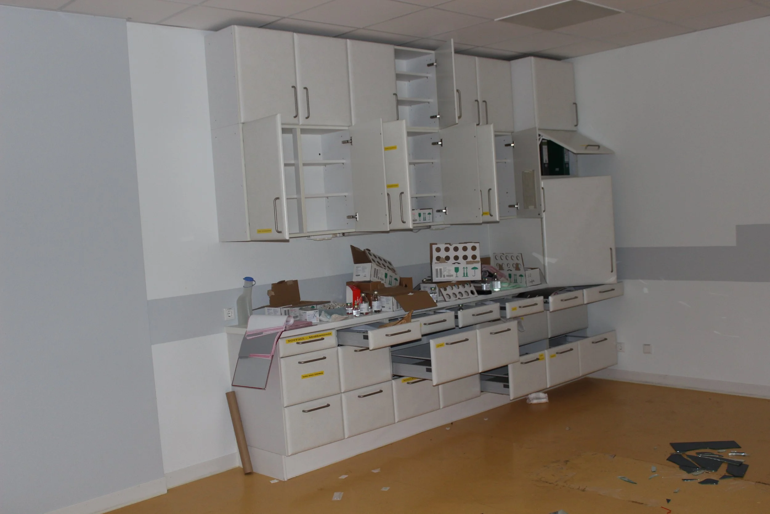 Leere medizinische Schränke und Krankenhausapotheke in einem Krankenhauszimmer.