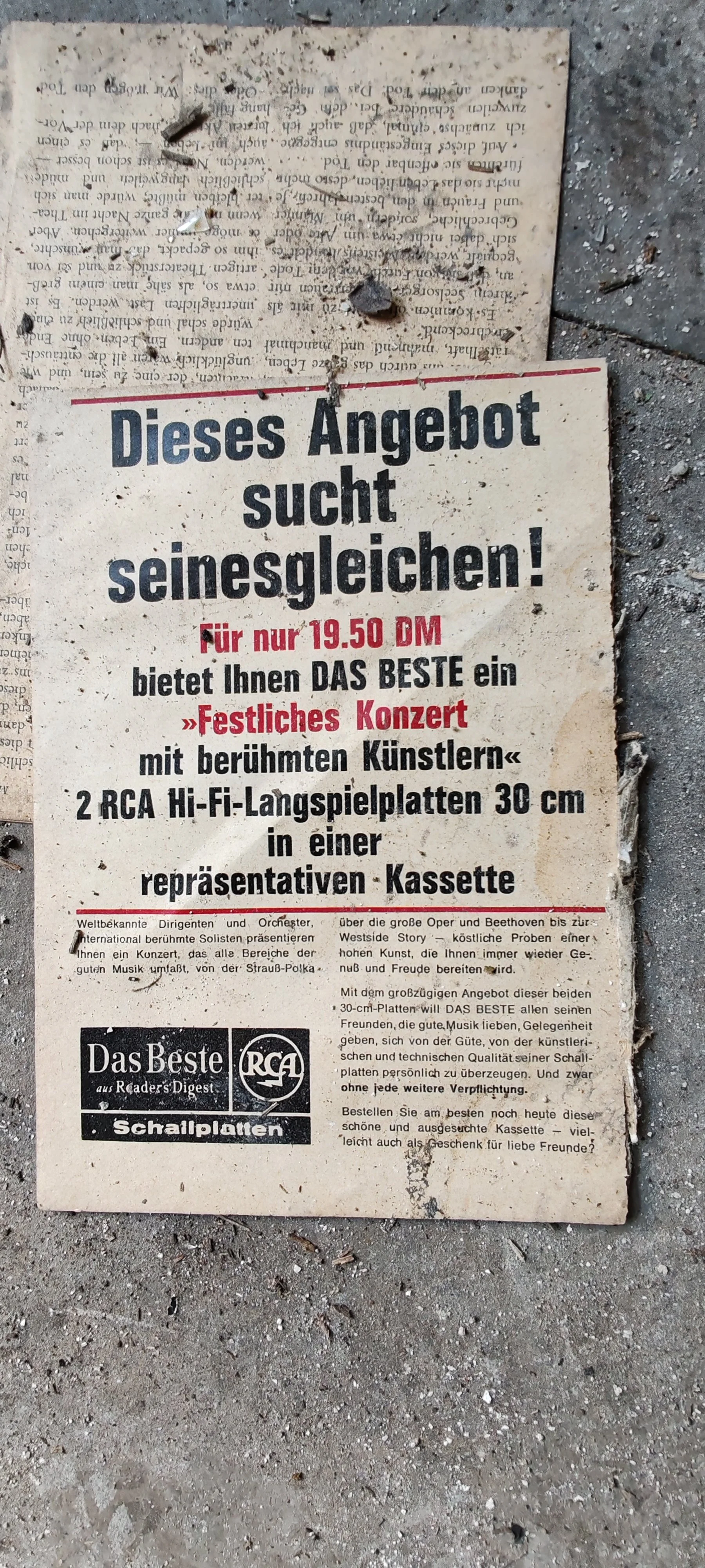 Ein veralteter Poster, das auf ein Konzert mit berühmten Künstlern hinweist, bestehend aus zwei RCA Hi-Fi-Vinyl-Schallplatten in einer repräsentativen Kassette, zum Preis von 19,50 DM.
