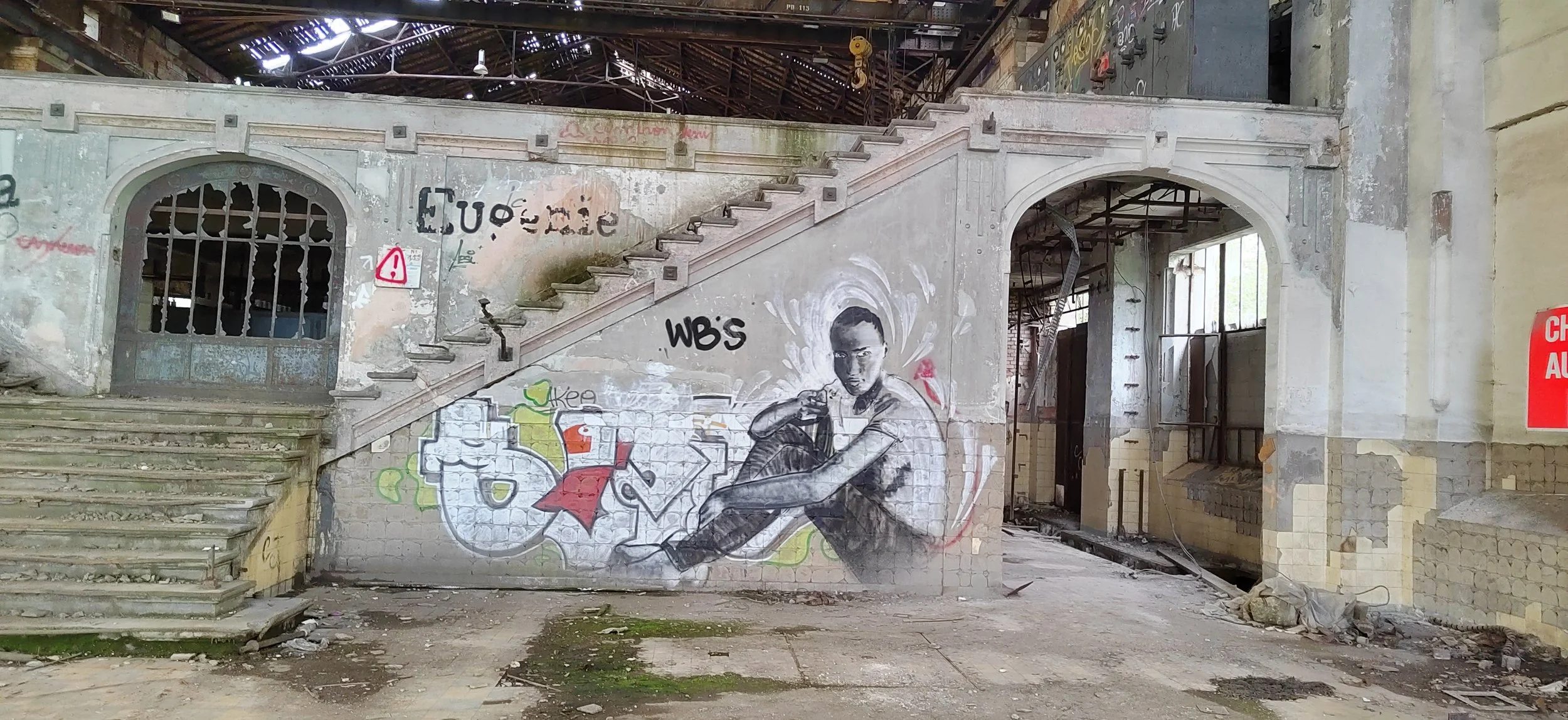 Graffiti einer jungen Frau in einem verlassenen Gebäude