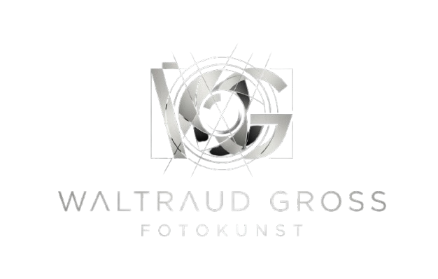 Logo mit geometrischen Formen und der Schrift 'MATRAUD GROSS FOTO KUNST'.