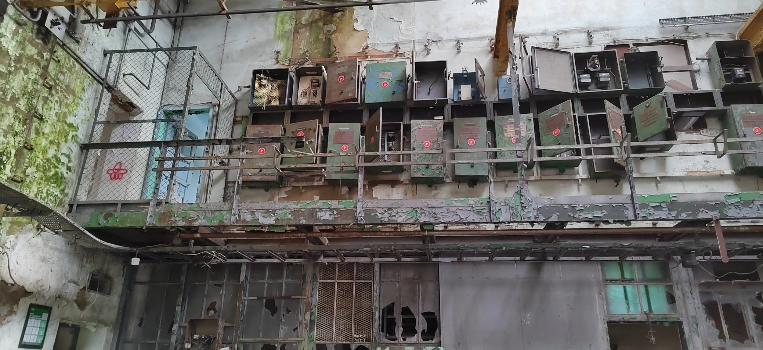 Altstadt: verlassene und beschädigte klimatisierte Geräte in einem alten, verfallenen Gebäude, mit zerbrochenen Fenstern und verfaulten Wänden.