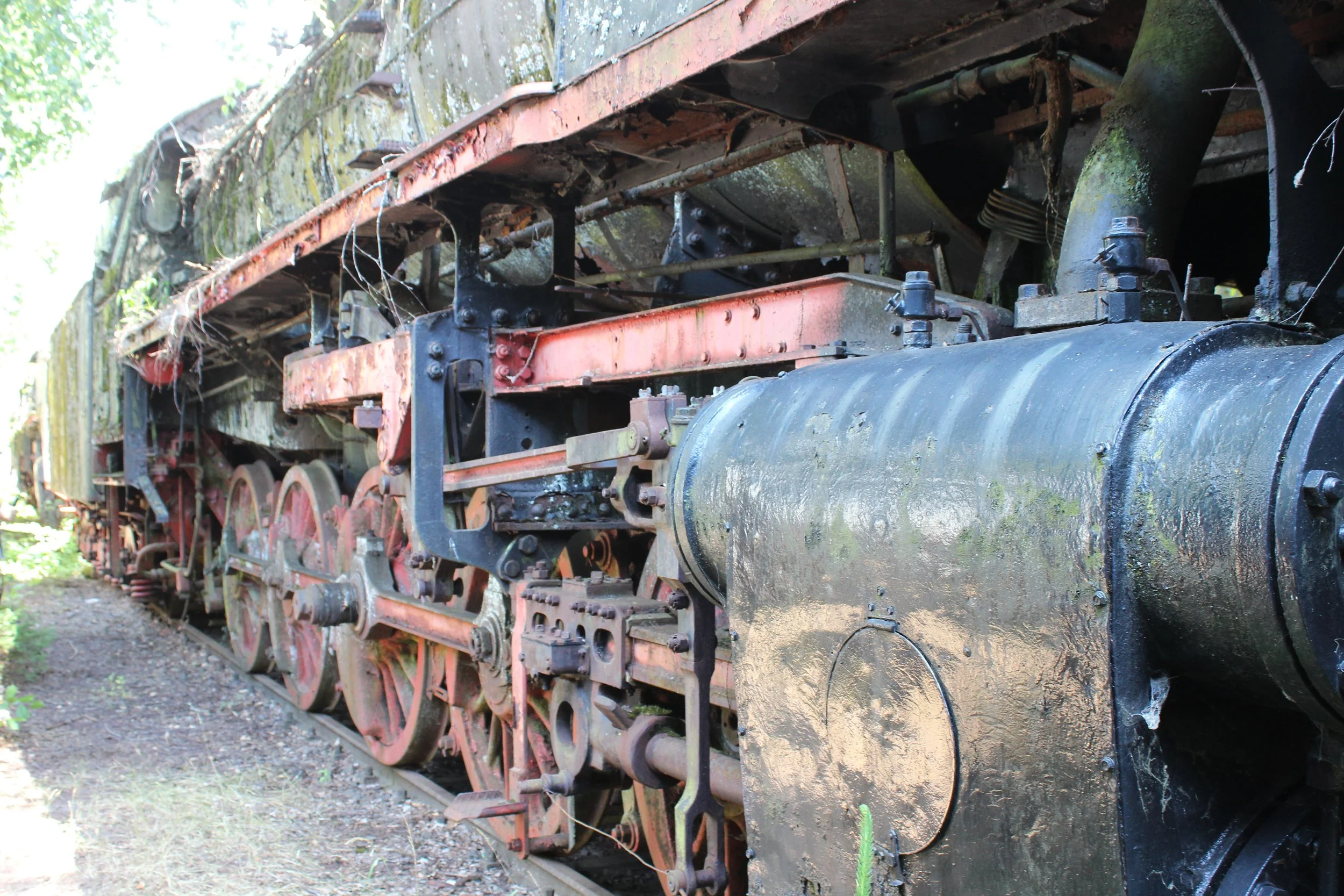 Verrosteter und verfallener alter Eisenbahn Zug im Freien, rostige Räder und Komponenten