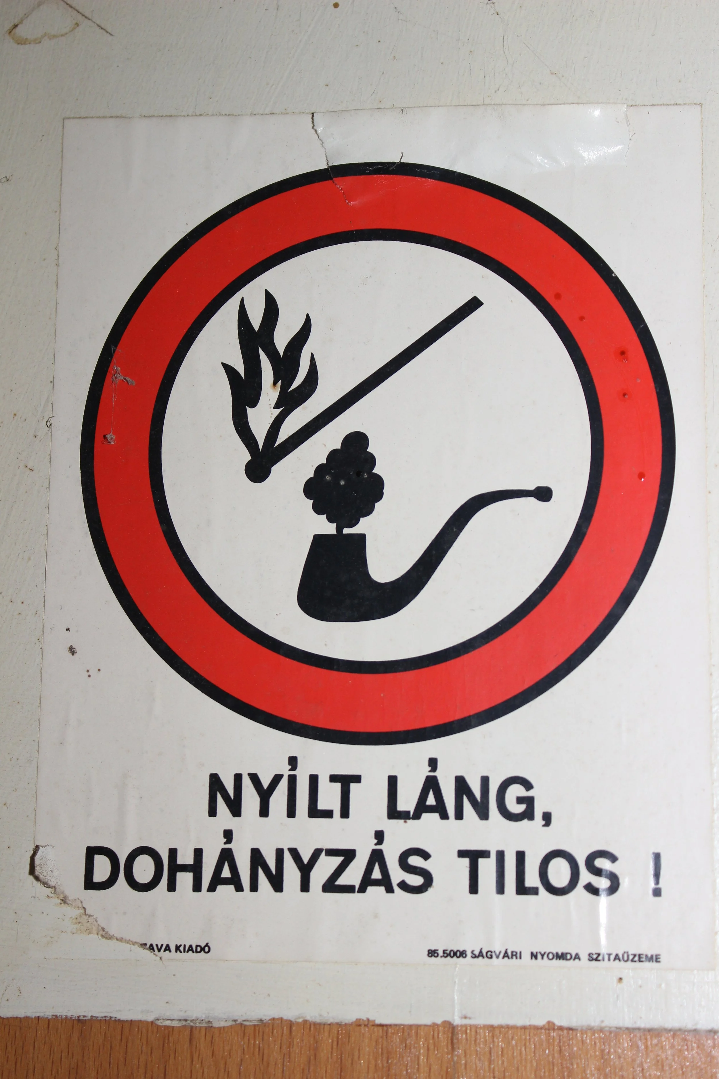 Ein Warnschild mit einem roten Kreis, das anzeigt, dass offenes Feuer und Rauchen verboten sind.